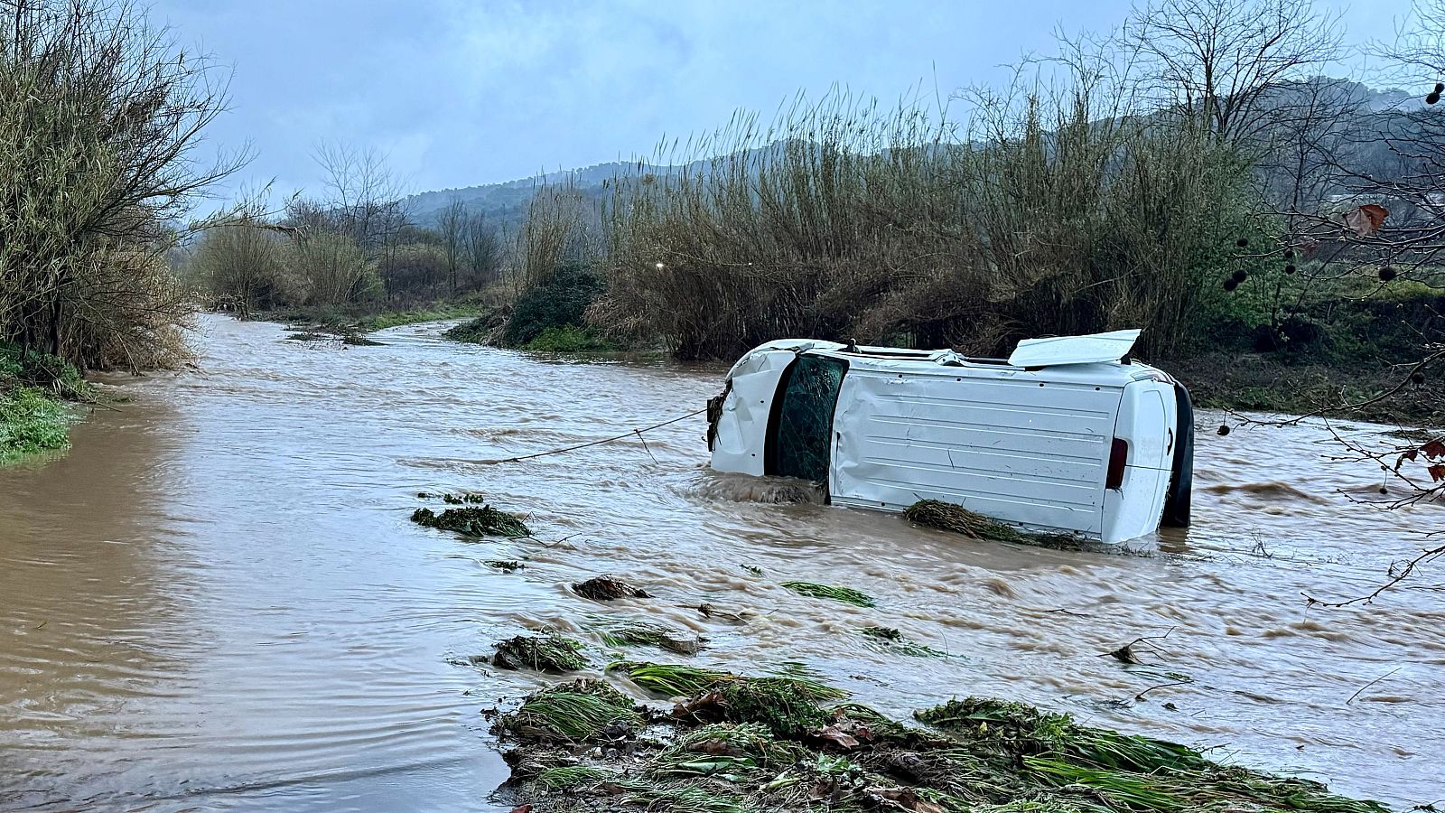 Furgoneta arrossegada per la riera Giola fins al riu Mogent, a Llinars del Vallès
