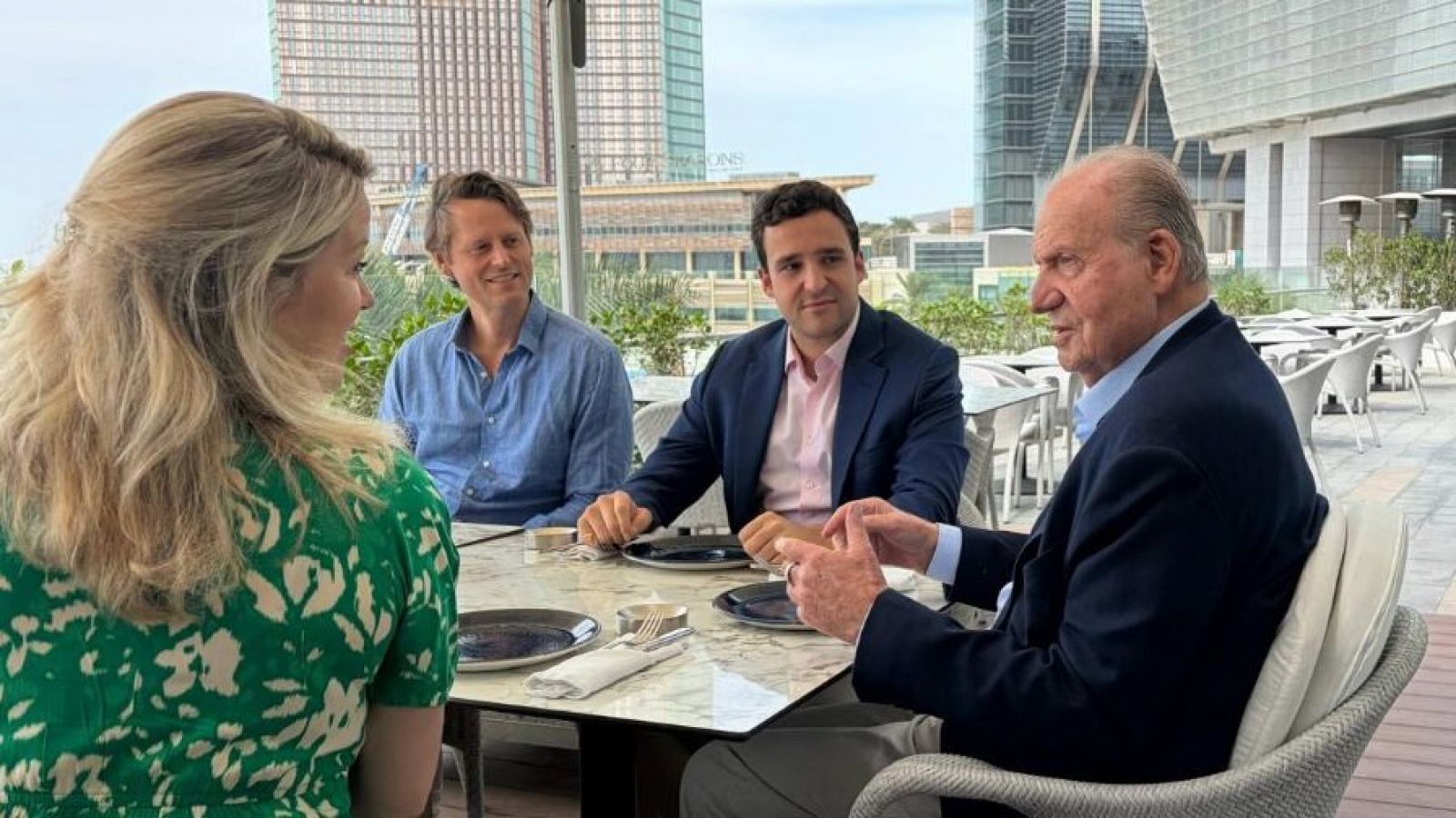 El rey Juan Carlos cancela su viaje a España de la próxima semana por solidaridad con Emiratos Árabes ante los ataques