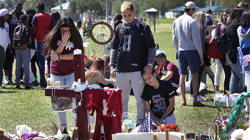 Miles de alumnos estadounidenses claman en las calles por un mayor control en la venta de armas
