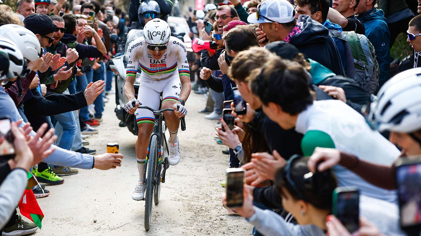 Tadej Pogacar en la Strade Bianche