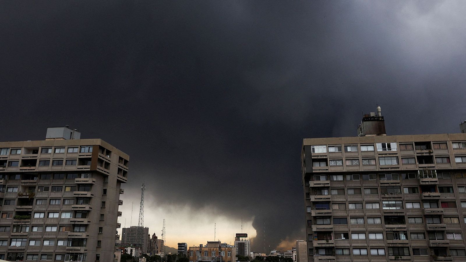 Los equipos de primeros auxilios inspeccionan una habitación del hotel Ramada que fue objetivo de un ataque israelí, en la zona costera de Rawche, en Beirut, el 8 de marzo de 2026.