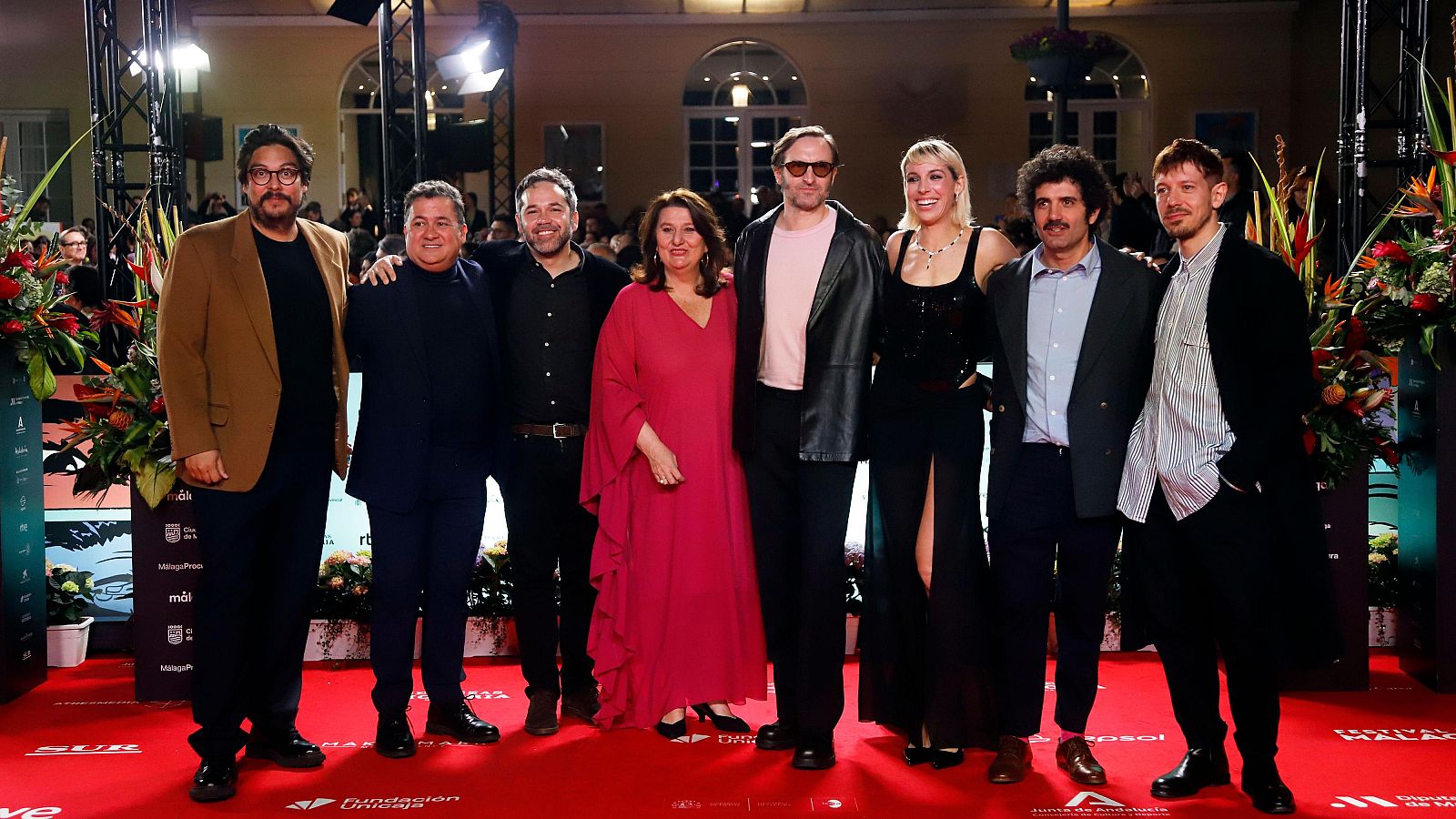 El equipo de la película, anoche tras la gala, en la alfombra roja de Málaga
