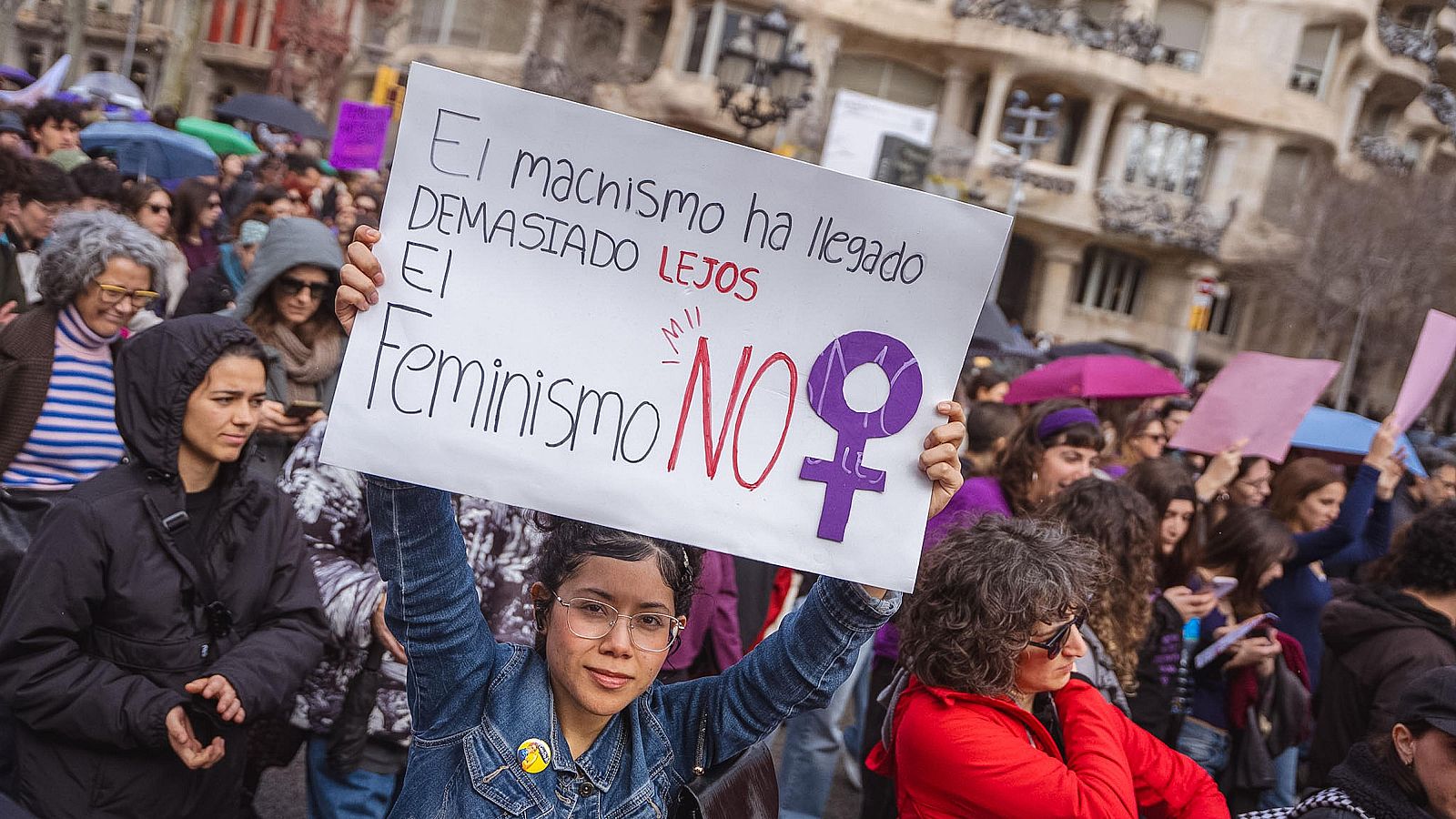 Una de les pancartes d'una de les assistents a la manifestació feminista convocada per l'Assemblea 8-M a Barcelona
