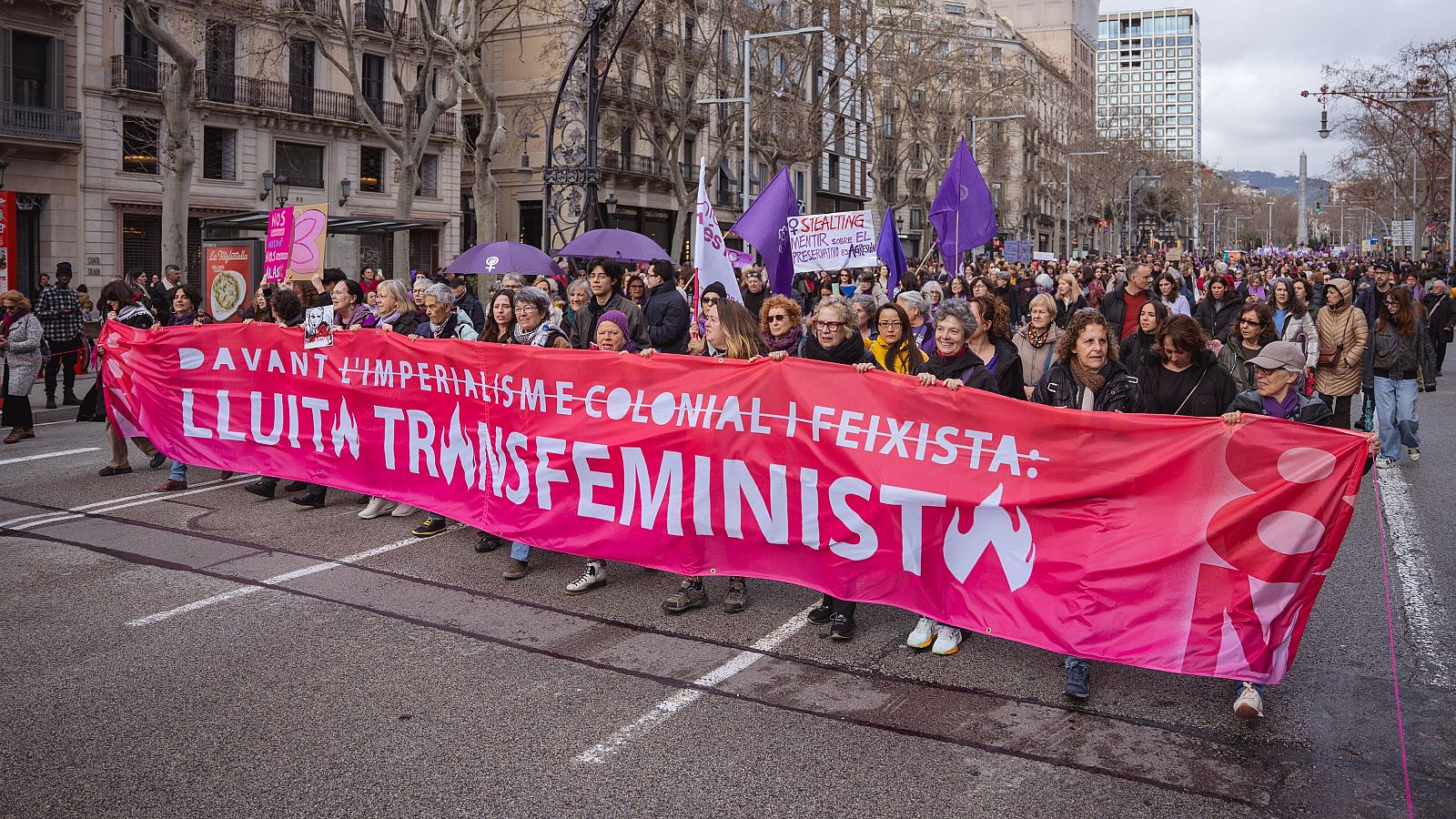 Capçalera de la manifestació feminista convocada per l'Assemblea 8-M a Barcelona