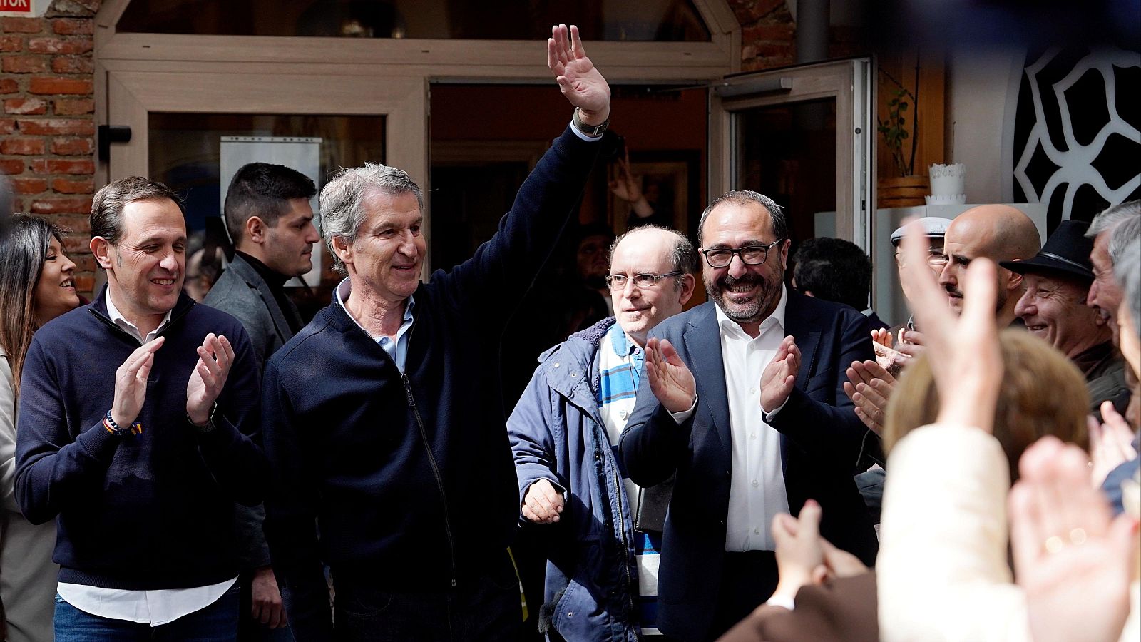 El presidente del PP, Alberto Núñez Feijóo, interviene en un mitin en Tordesillas (Valladolid).