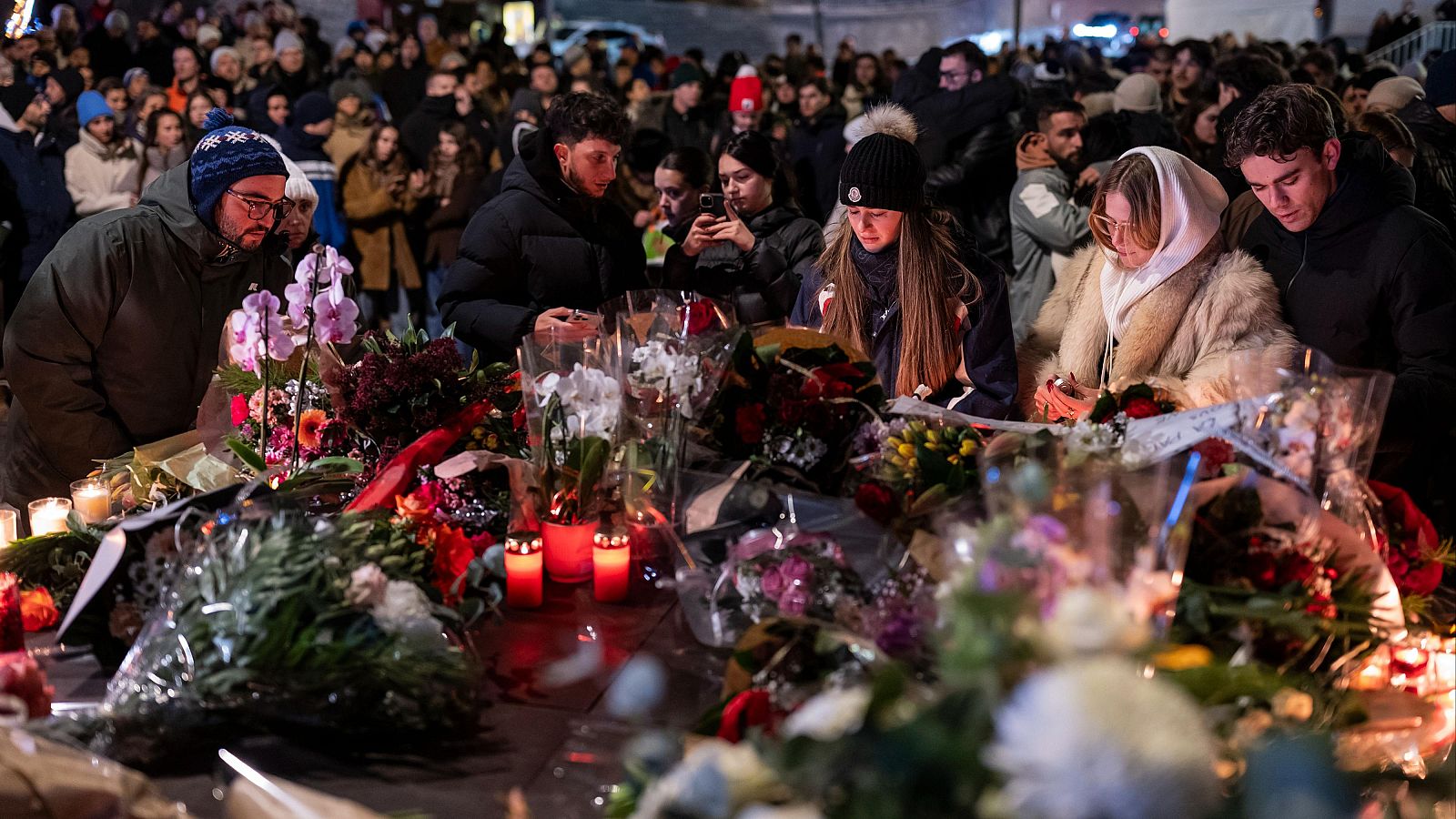 Centenares de personas depositan flores en recuerdo de las víctimas en Crans-Montana.