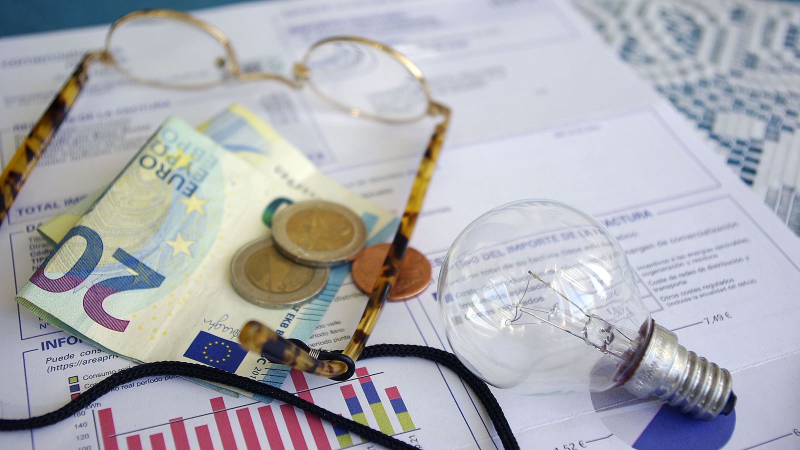 La guerra de Irán ya se nota en el bolsillo: la luz supera los 100 euros/MWh y la gasolina se dispara