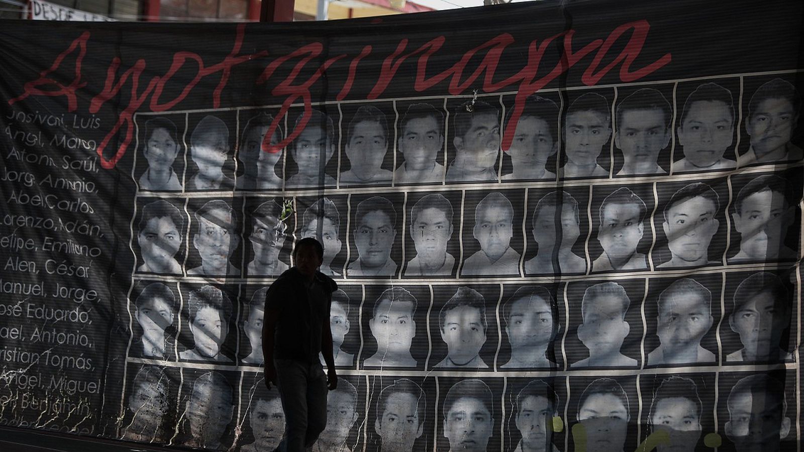 Fotografía de un mural con la imagen de los estudiantes desaparecidos en la Normal "Raúl Isidro Burgos" de Ayotzinapa en el municipio de Tixtla, estado de Guerrero (México)