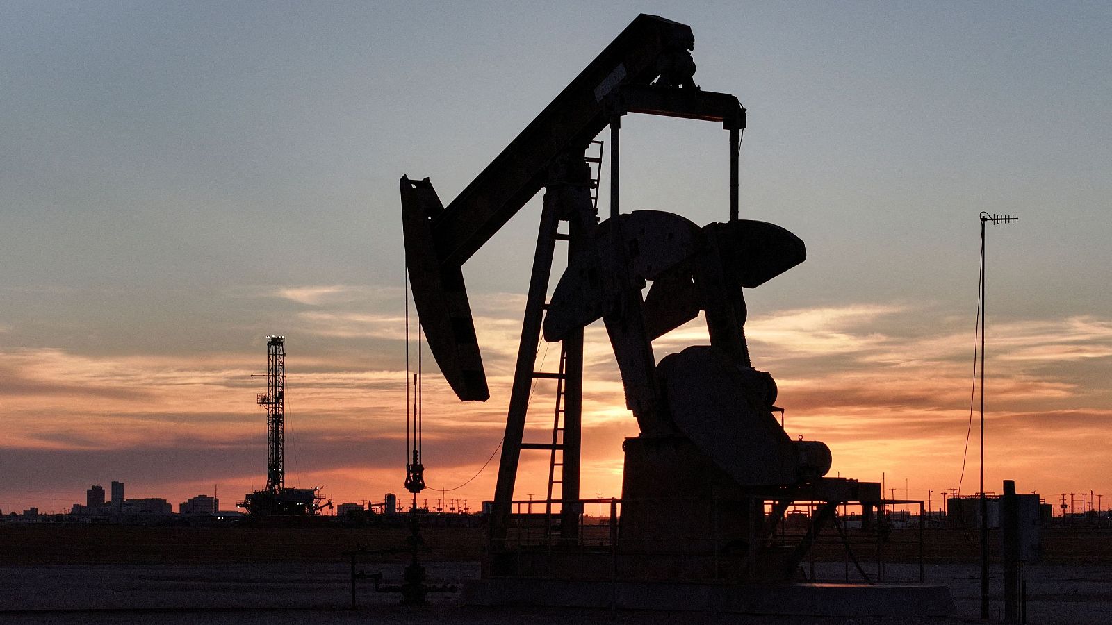 Trump anuncia la suspensión temporal de las sanciones petroleras para reducir los precios