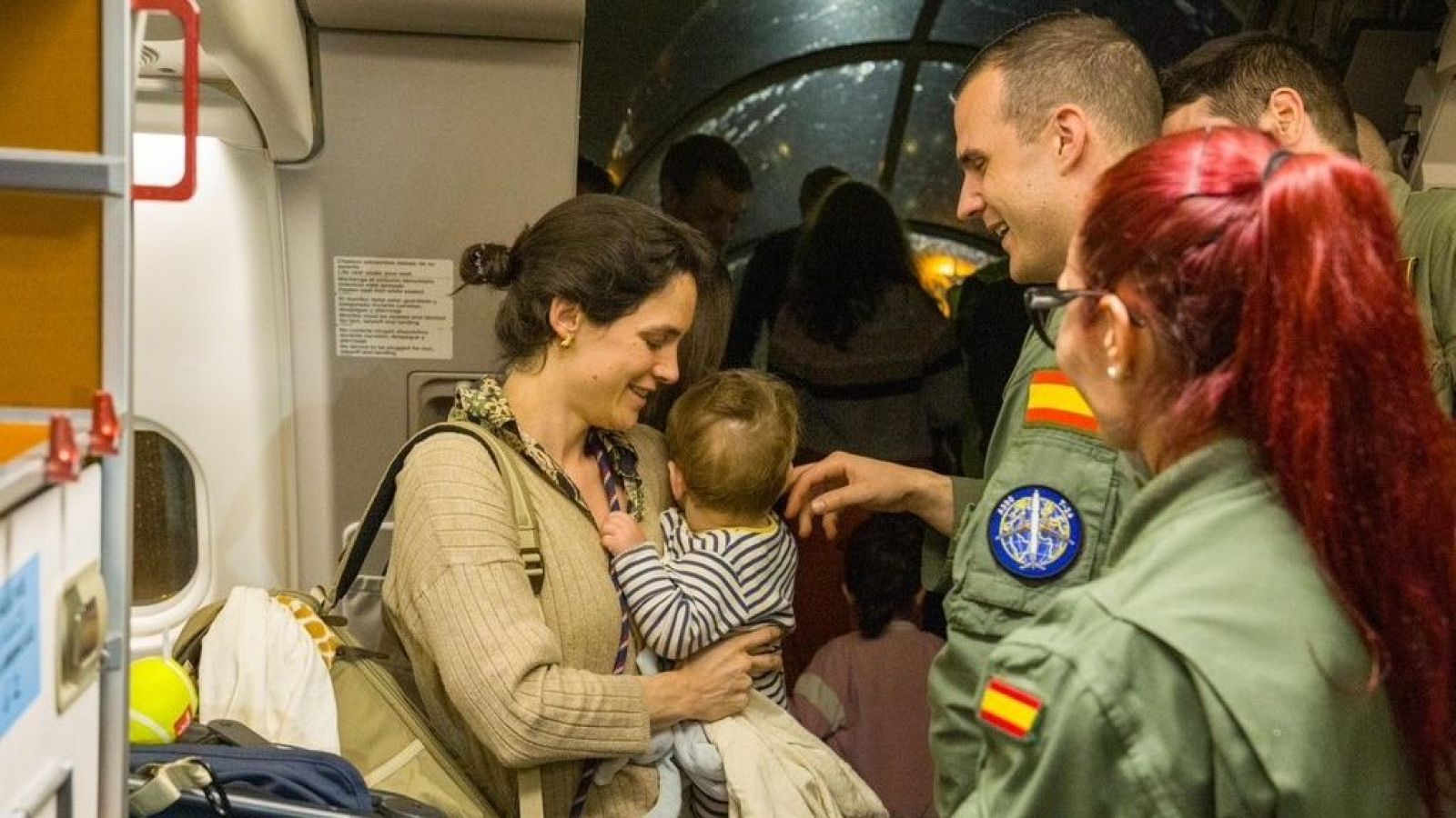 Una mujer y su bebé a la llegada a Madrid de los pasajeros evacuados desde Omán