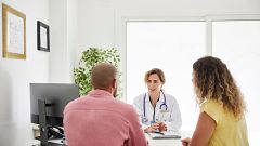 Las agresiones a médicos en España alcanzan en 2025 su cifra más alta con 879 casos registrados