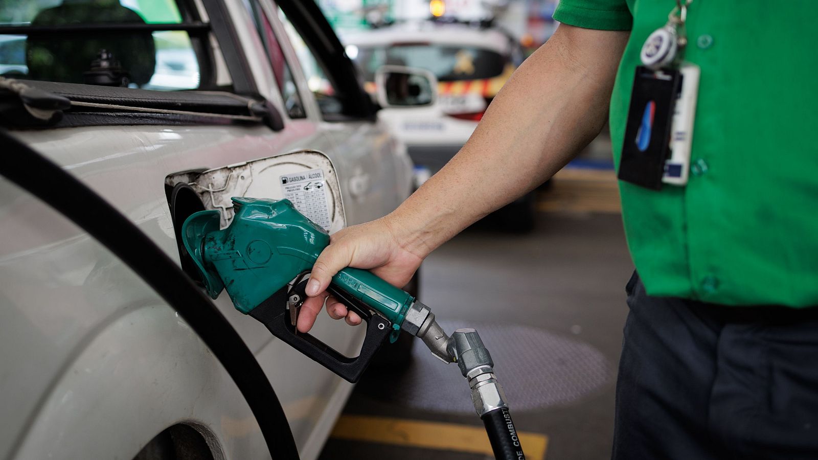 Un empleado suministra etanol a un vehículo en Brasil