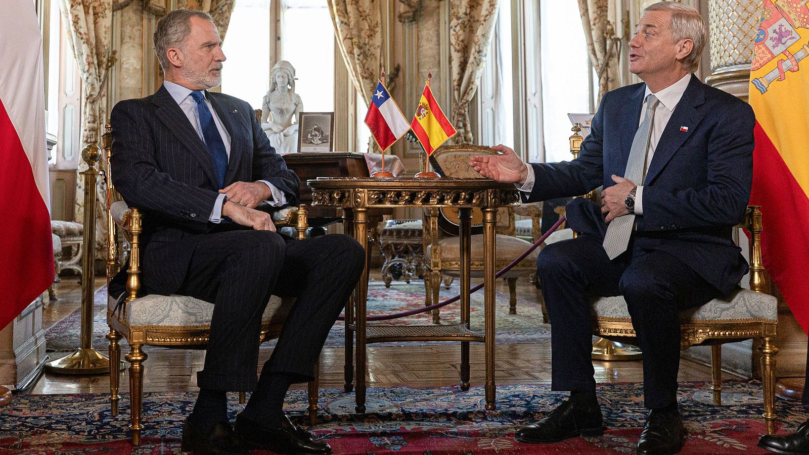 El presidente electo de Chile, José Antonio Kast, habla con el rey Felipe VI en la reunión bilateral este martes, en el Palacio Cousiño en Santiago