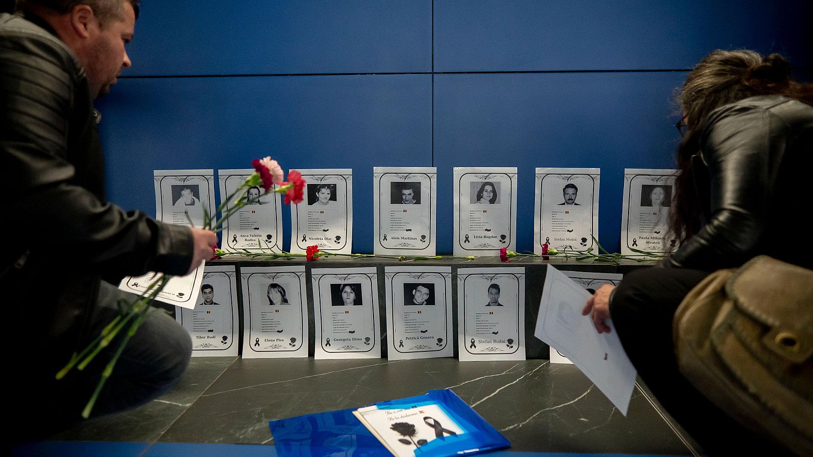 Varias personas durante la ofrenda floral en el acto homenaje a las víctimas de los atentados del 11M en su 22º aniversario