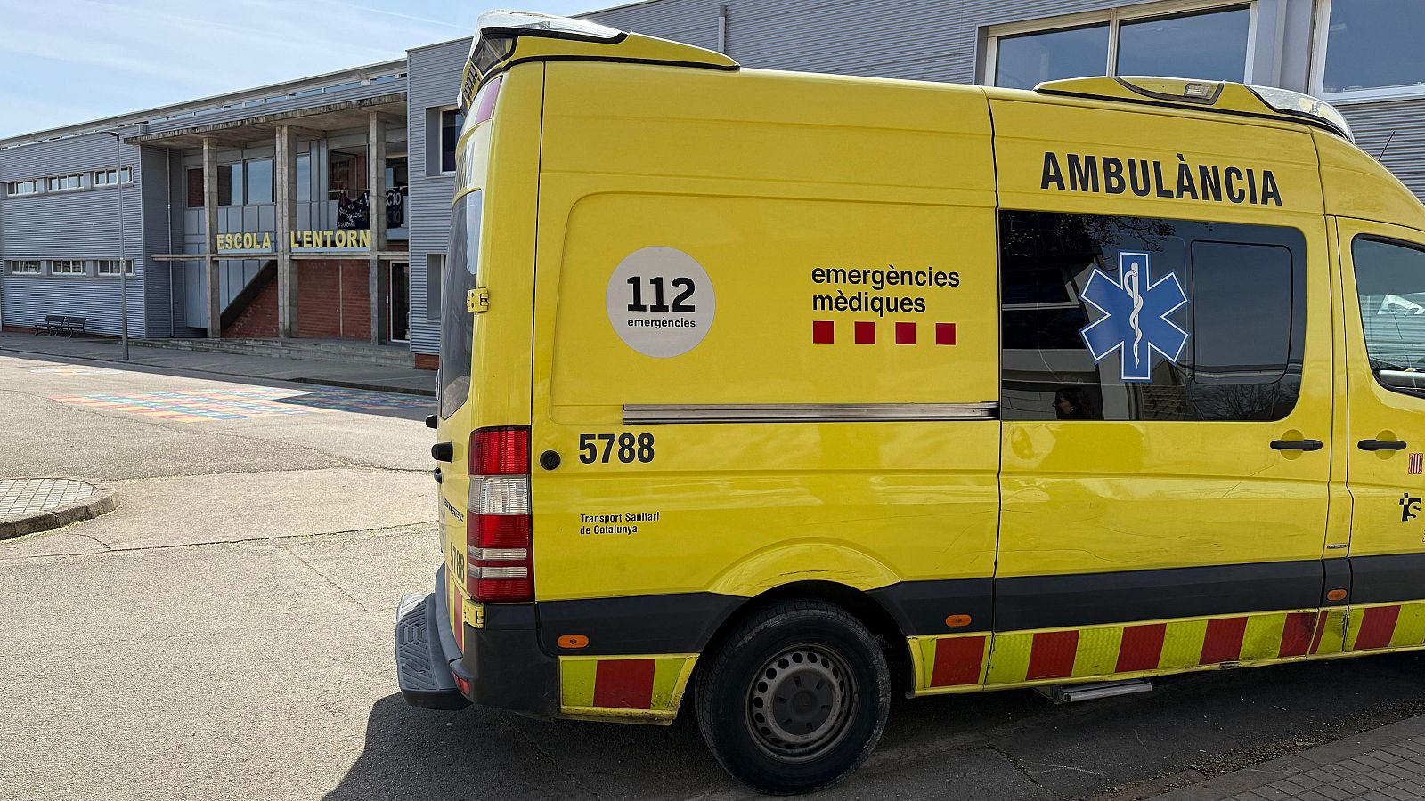 Una ambulància davant de l’escola l'Entorn de Porqueres, on ha tingut lloc l'explosió amb tres alumnes ferits durant un experiment