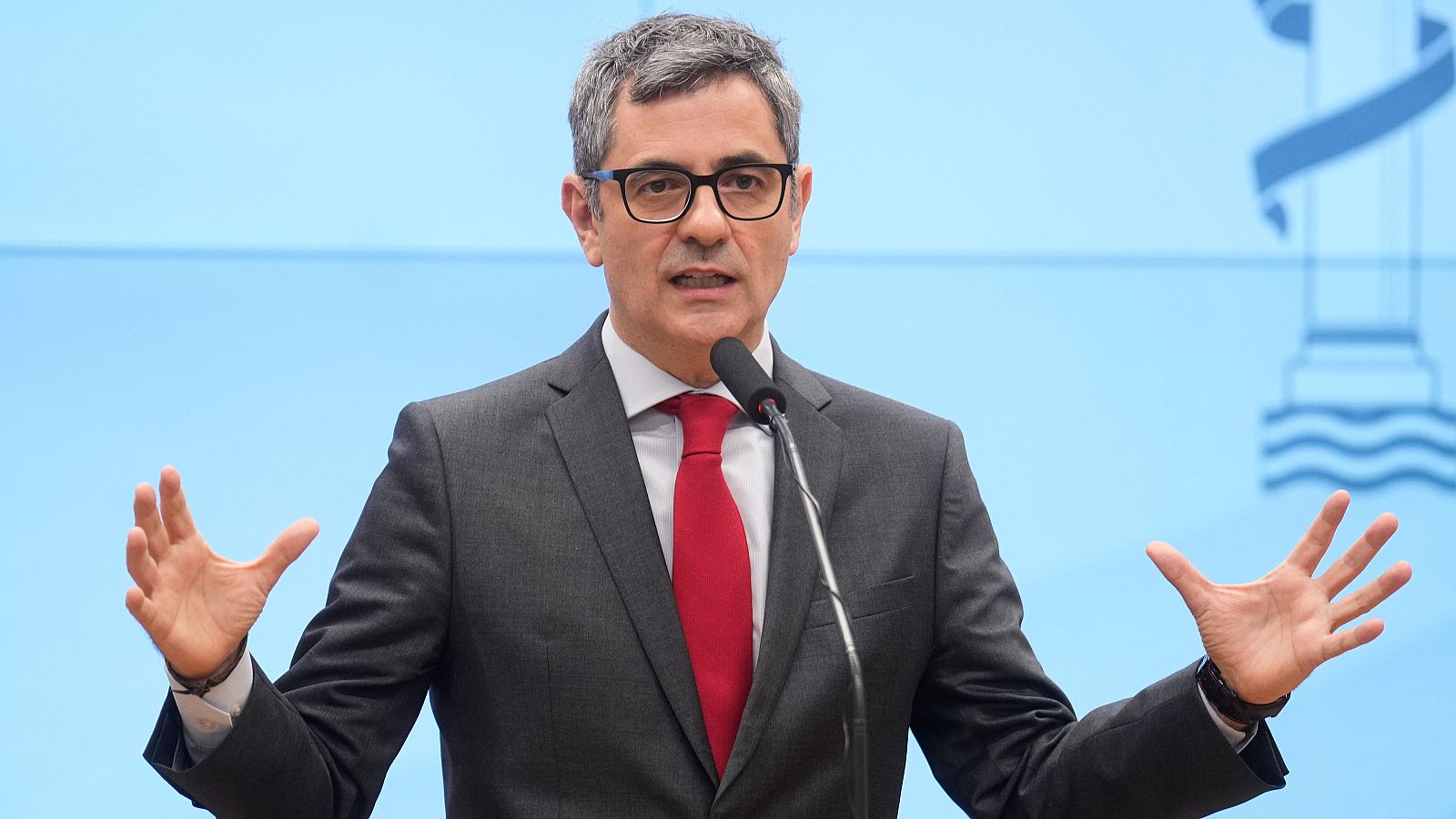 El ministro de la Presidencia, Justicia y Relaciones con las Cortes, Félix Bolaños, atiende a los medios de comunicación tras la reunión con la Fiscal General del Estado, Teresa Peramato, este miércoles en la sede del Ministerio de Justicia.