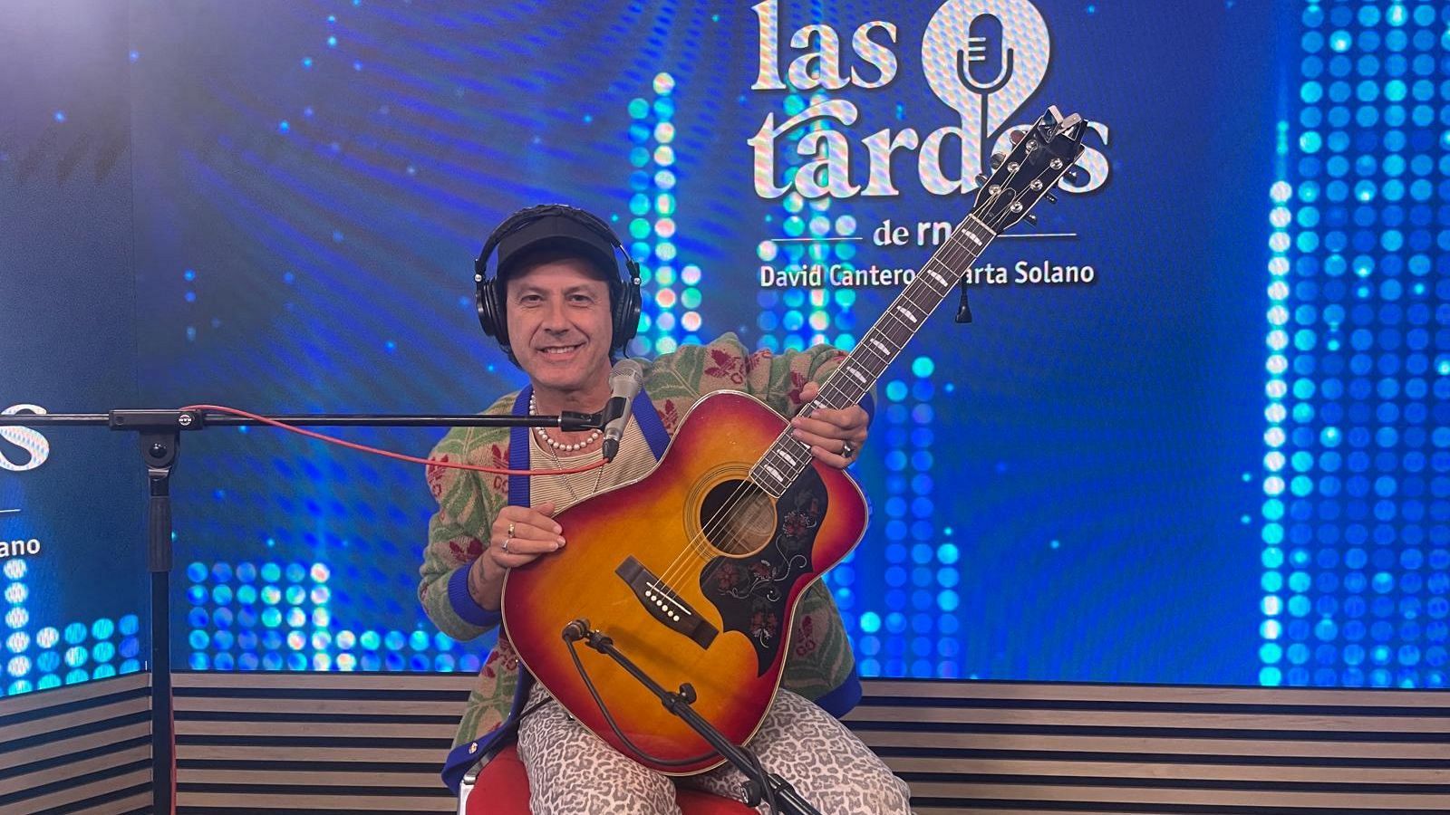 Coti y su inseparable guitarra en los estudios de RNE.