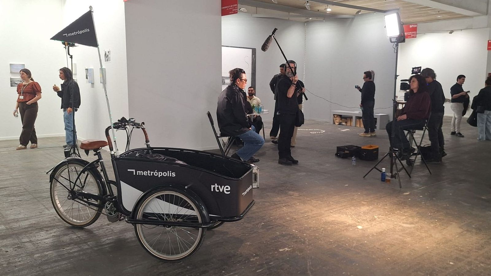 Metrópolis captura la energía de ARCO 2026 desde su ‘bici-móvil’