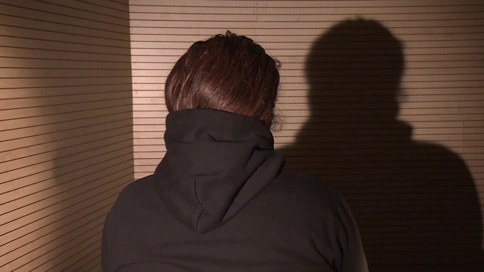 Víctima de violencia machista por parte de un exmiembro de Herri Norte, grupo ultra del Athletic Club, durante una entrevista con Televisión Española (TVE) en la que oculta su identidad