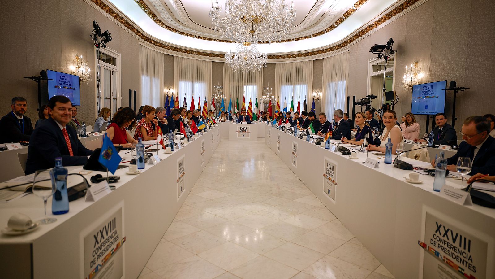 Canarias y Euskadi piden a Sánchez una Conferencia de Presidentes urgente por la guerra de Irán Vista general al inicio de la XXVIII Conferencia de Presidentes que se celebró el 6 de junio de 2025 en el Palau de Pedralbes, en Barcelona