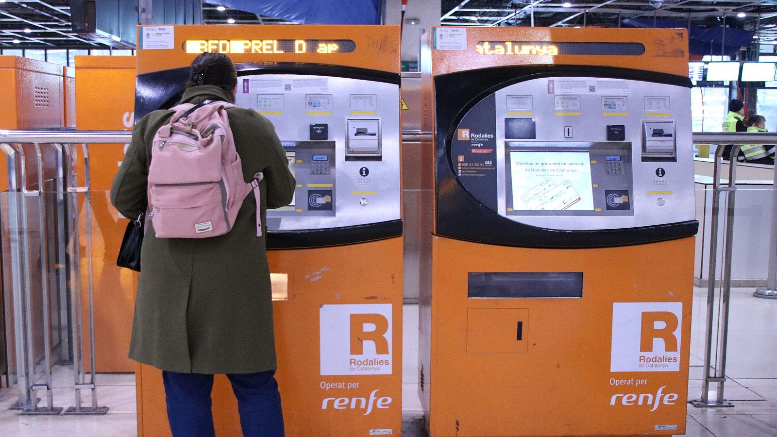 Un home comprant un bitllet de Renfe a l'estació de Sants