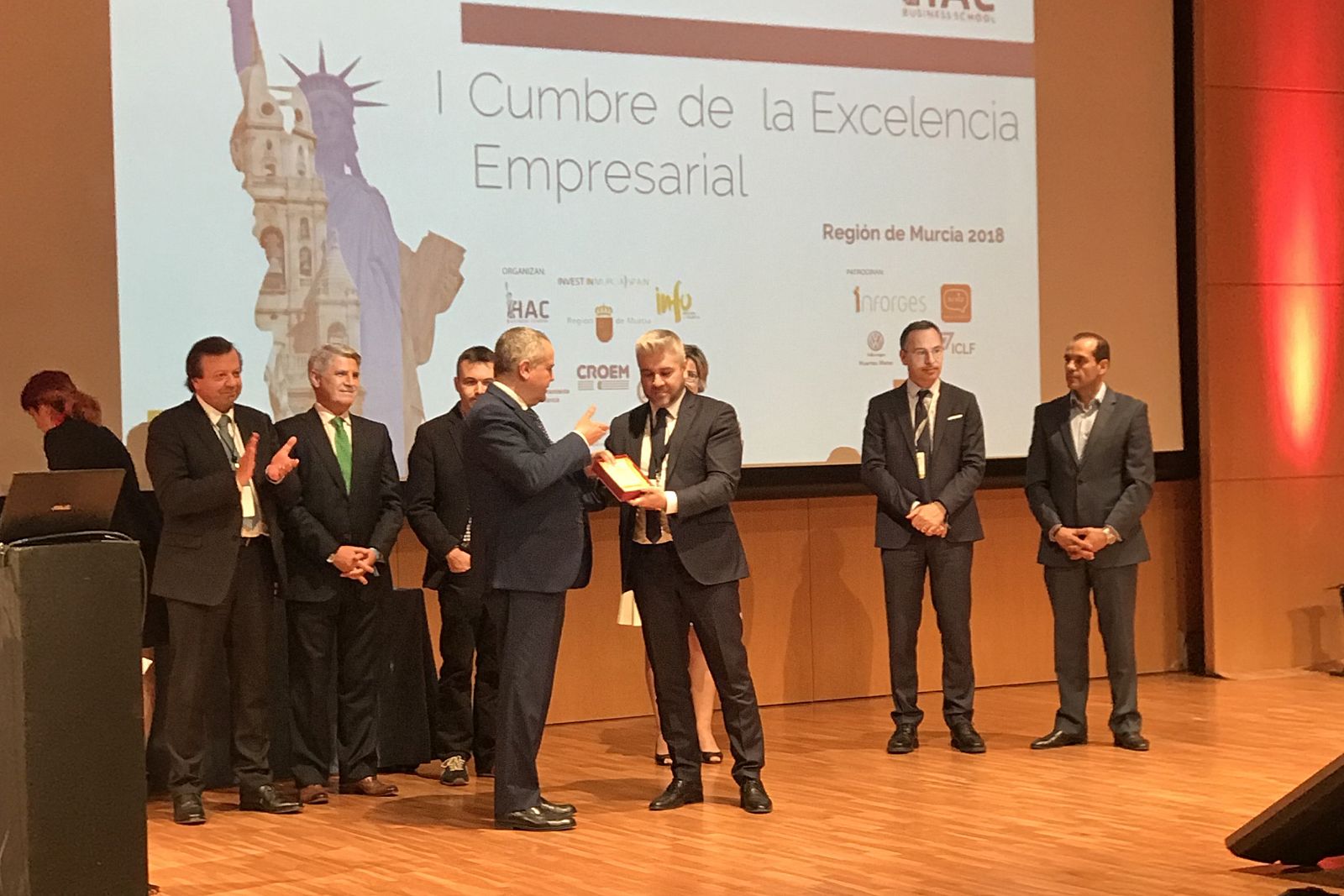 Juanma Romero recogiendo el galardón a 'Emprende'