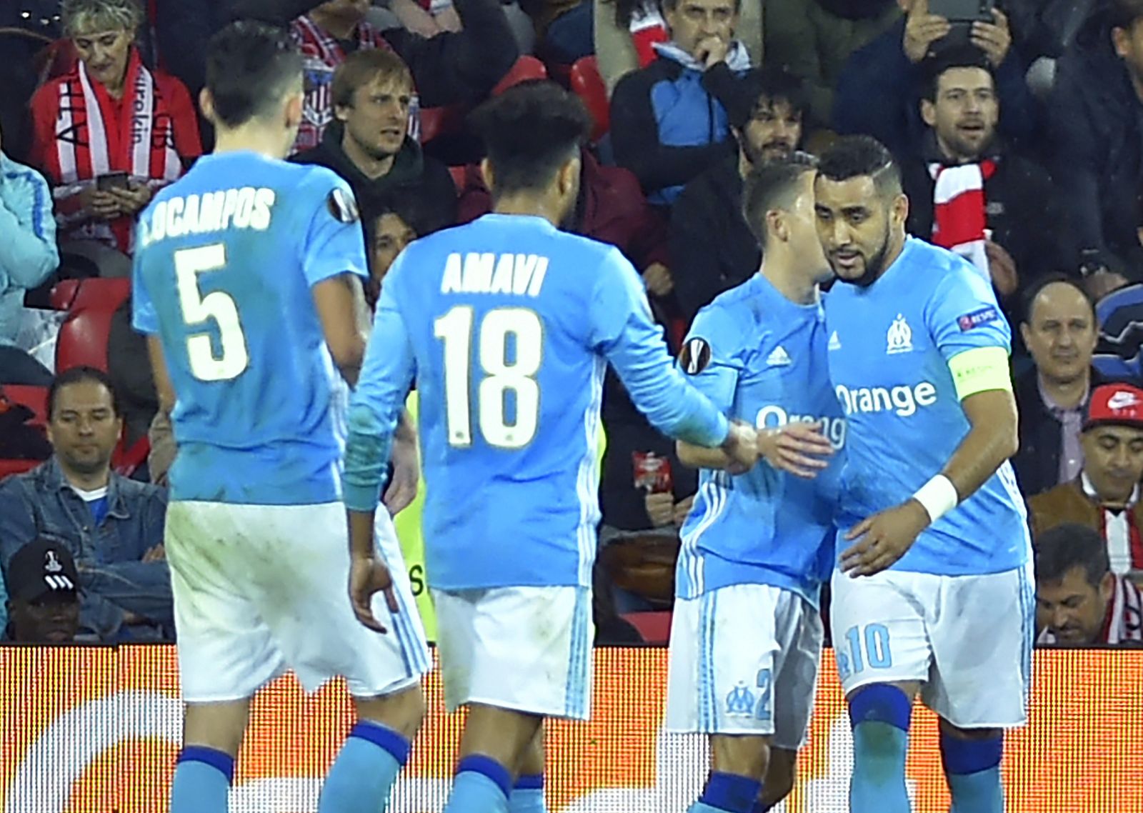 Payet celebra con sus compañeros el primer gol anotado en San Mamés.