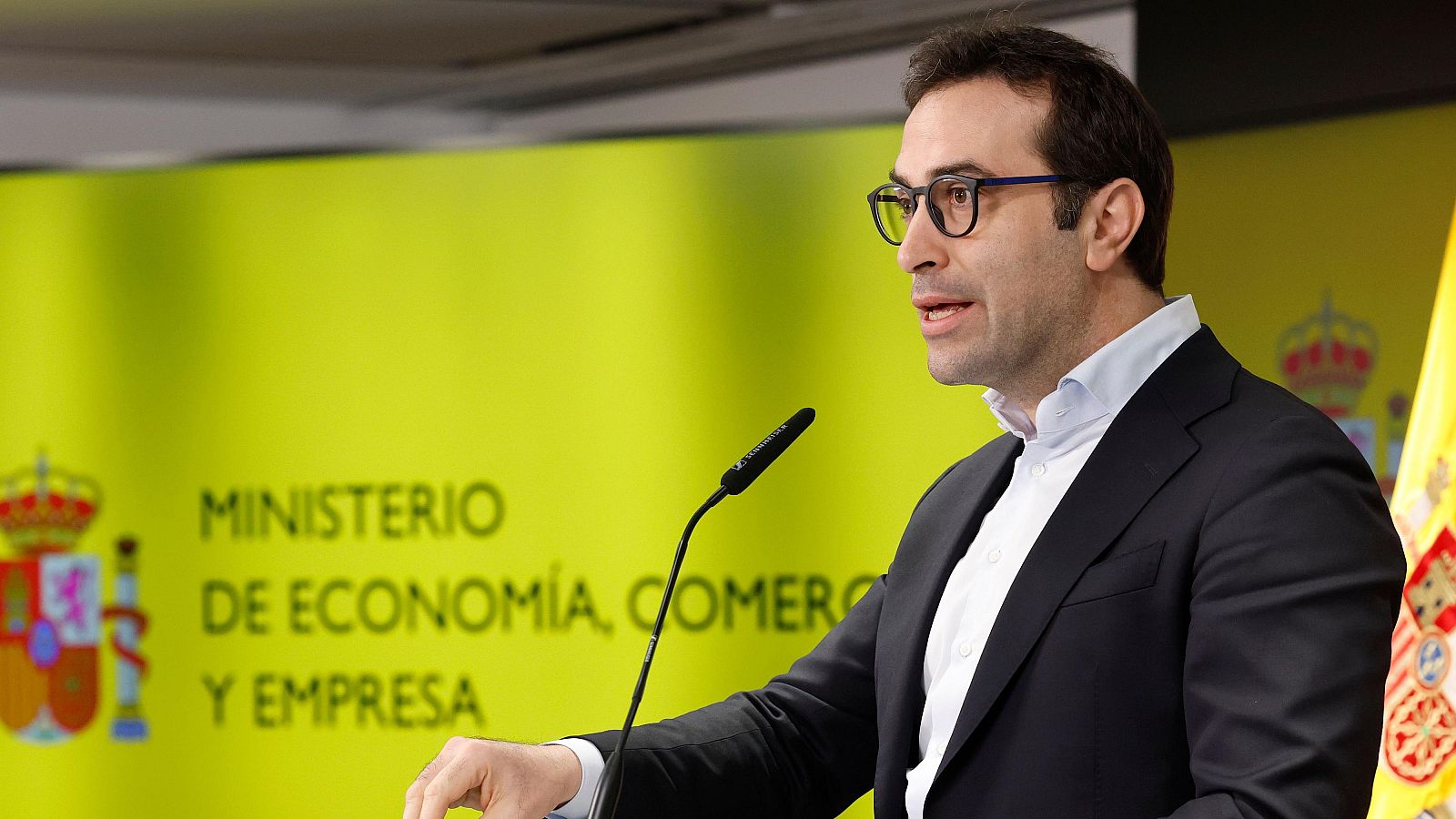 El ministre d'Economía, Carlos Cuerpo, després de reunir-se amb els agents socials per abordar mesures contra l'encariment de l'energia