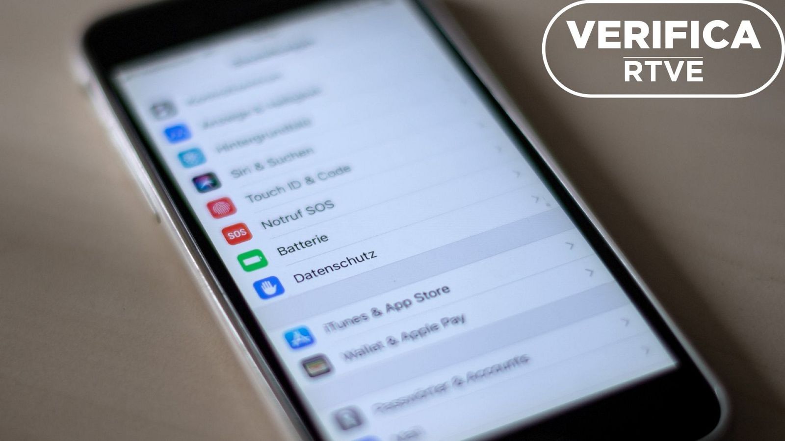 Teléfono móvil con la pantalla de configuración abierta