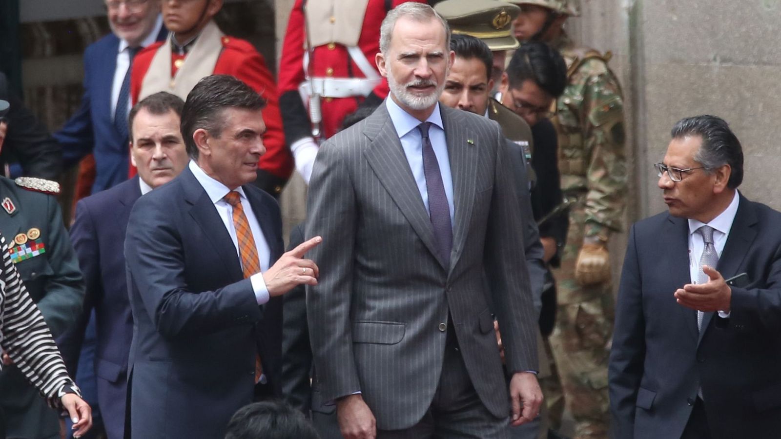 El rey Felipe VI camina junto al presidente de Bolivia, Rodrigo Paz, por la plaza Murillo de La Paz