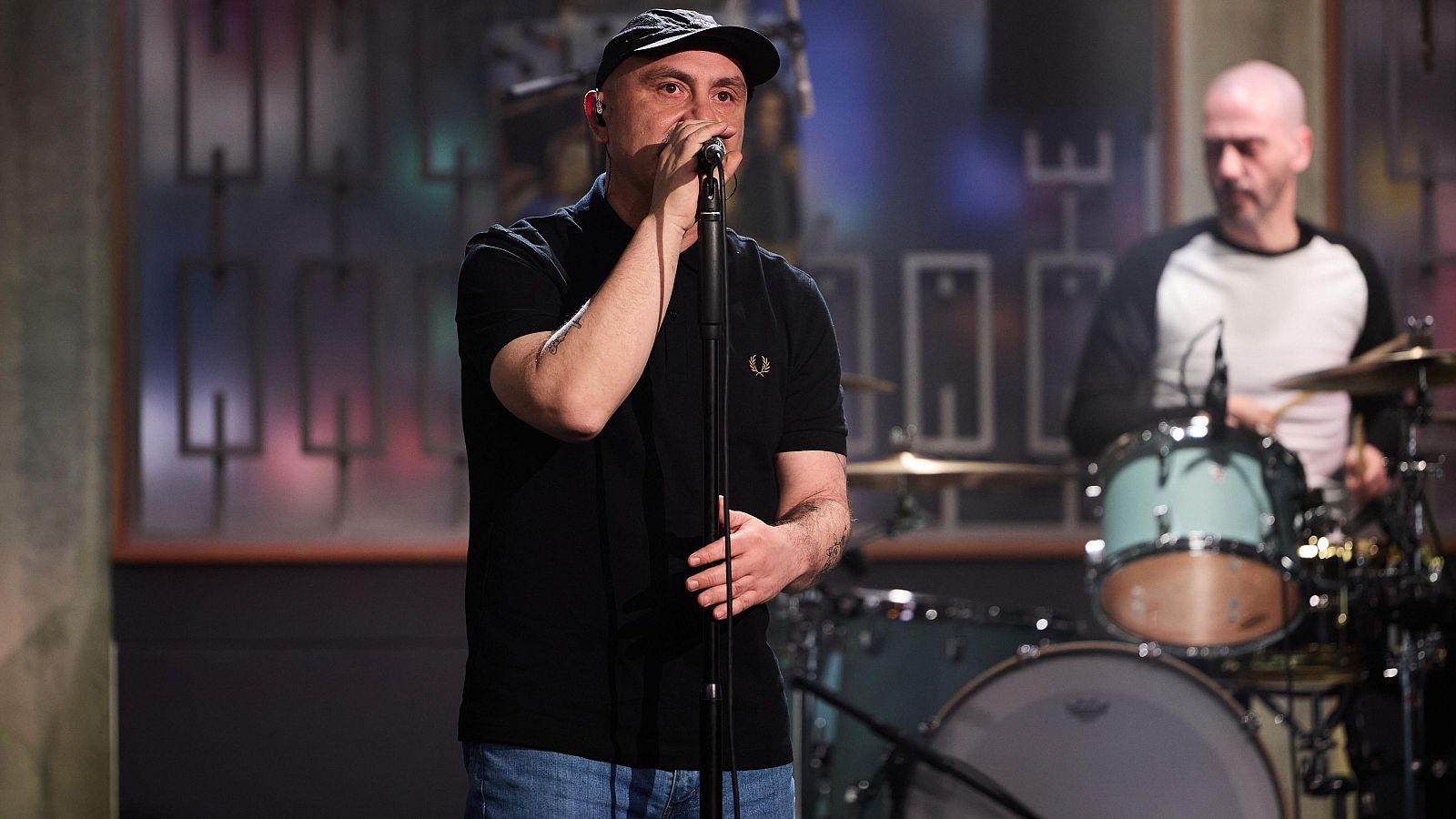 Javi Ferrara, vocalista y "frontman" de Parquesvr, durante su actuación en La Revuelta 13/02/26