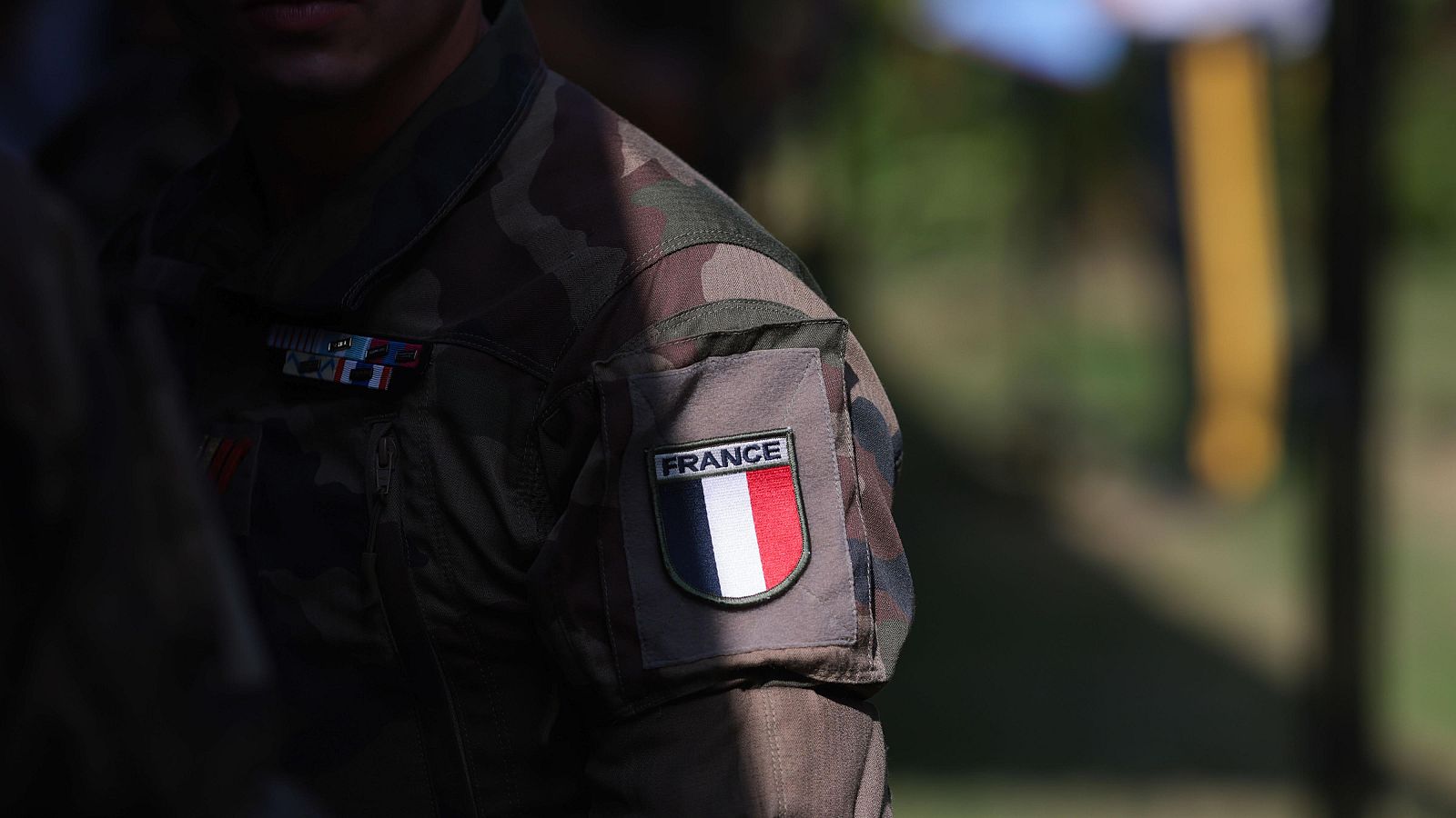 Imagen de archivo de detalle de la bandera francesa en el uniforme de un soldado.