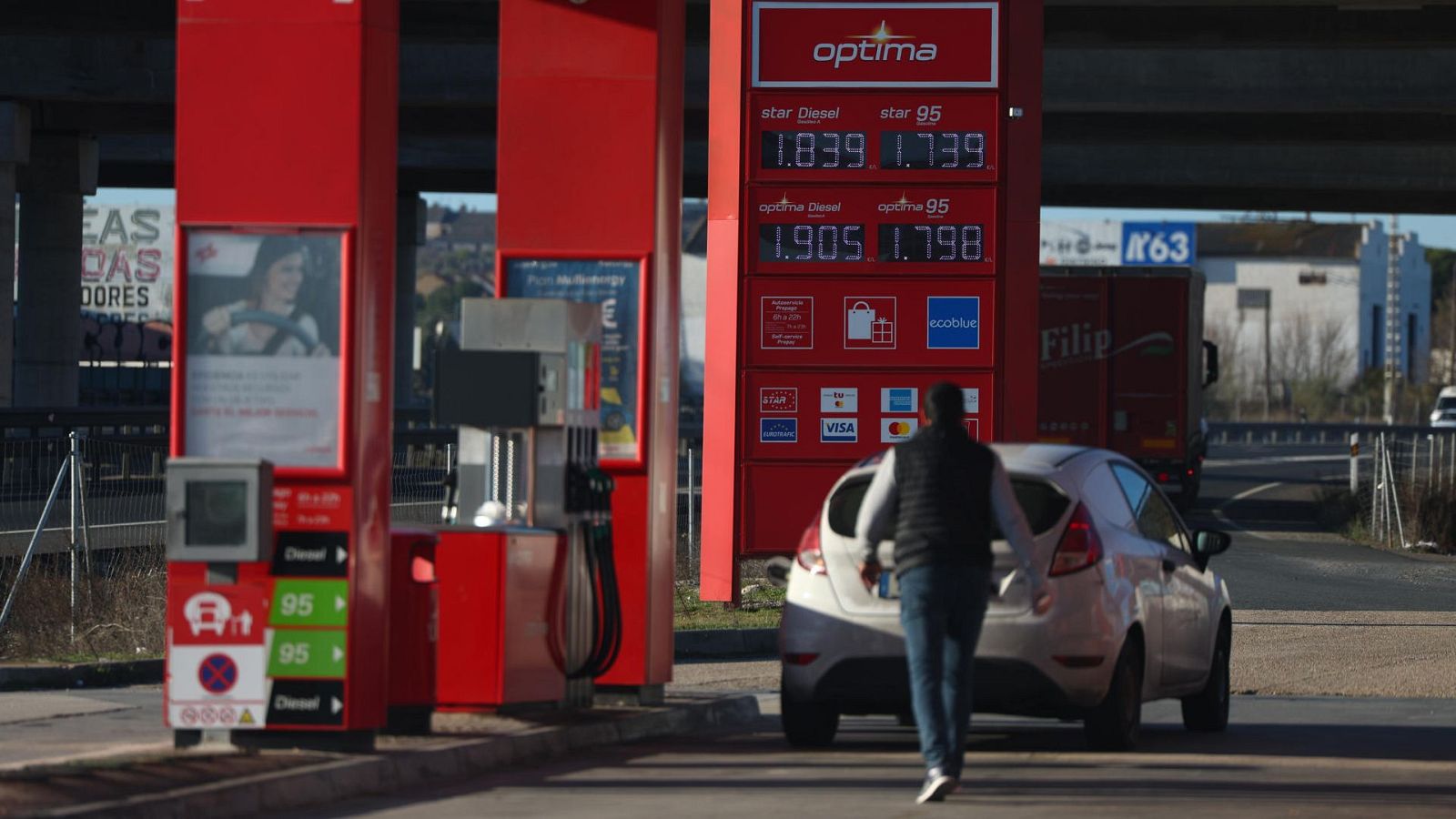 En la imagen se observa a un hombre y un coche en una estación de servicio de Toledo