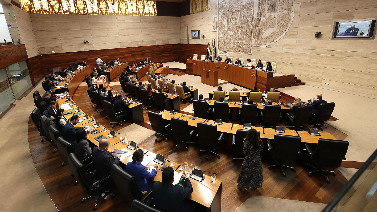 Vista general del pleno de la Asamblea de Extremadura, durante el debate de investidura de María Guardiola como presidenta de la Junta