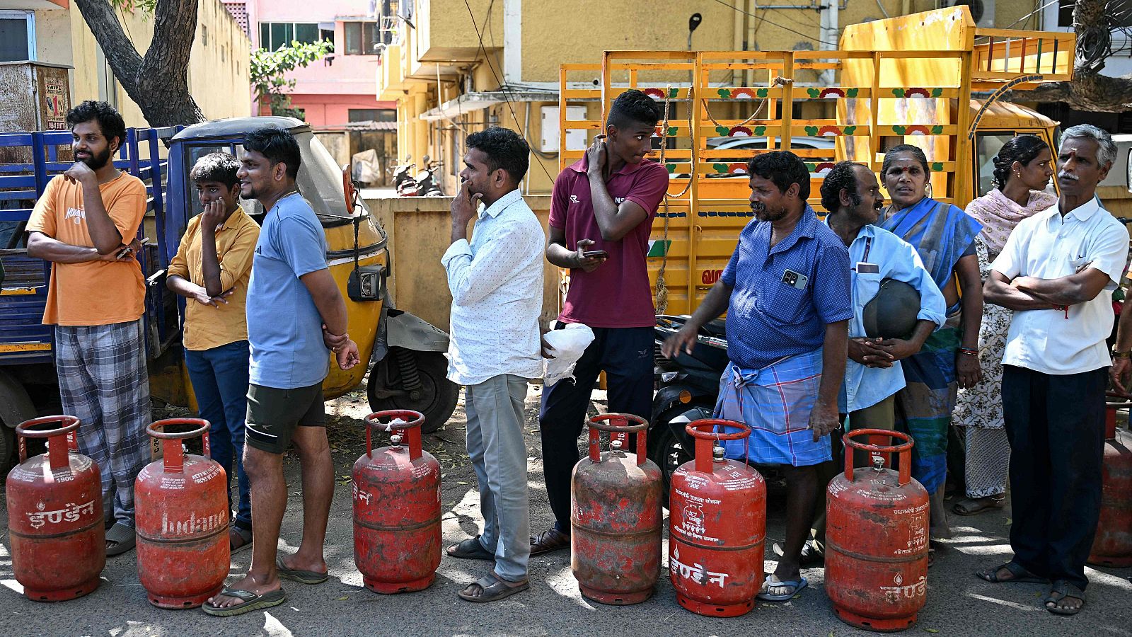 Usuarios de gas hacen cola en la provincia de Tamil Nadu, India, tras la interrupción del suministro por el cierre de Ormuz