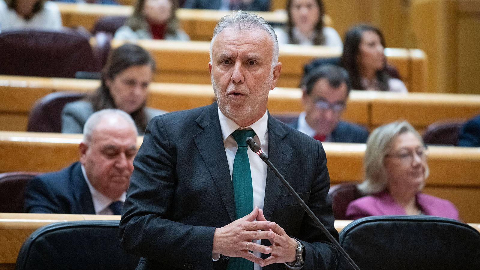 El ministro de Política Territorial y Memoria Democrática, Ángel Víctor Torres, durante una sesión plenaria en el Senado.