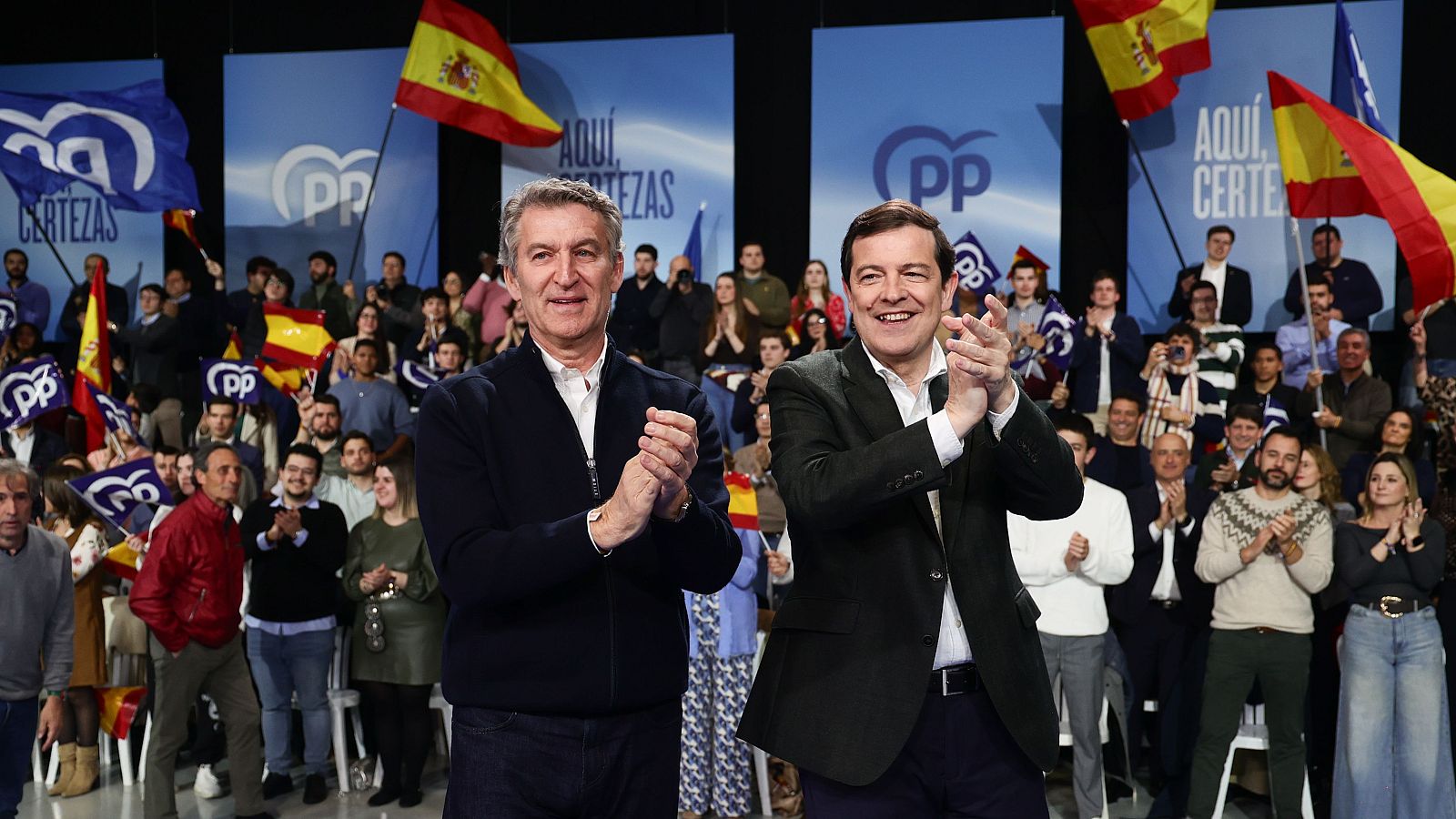 El líder del PP, Alberto Núñez Feijóo, y el candidato del PP a la reelección, Alfonso Fernández Mañueco, participan en el cierre de campaña en Valladolid.