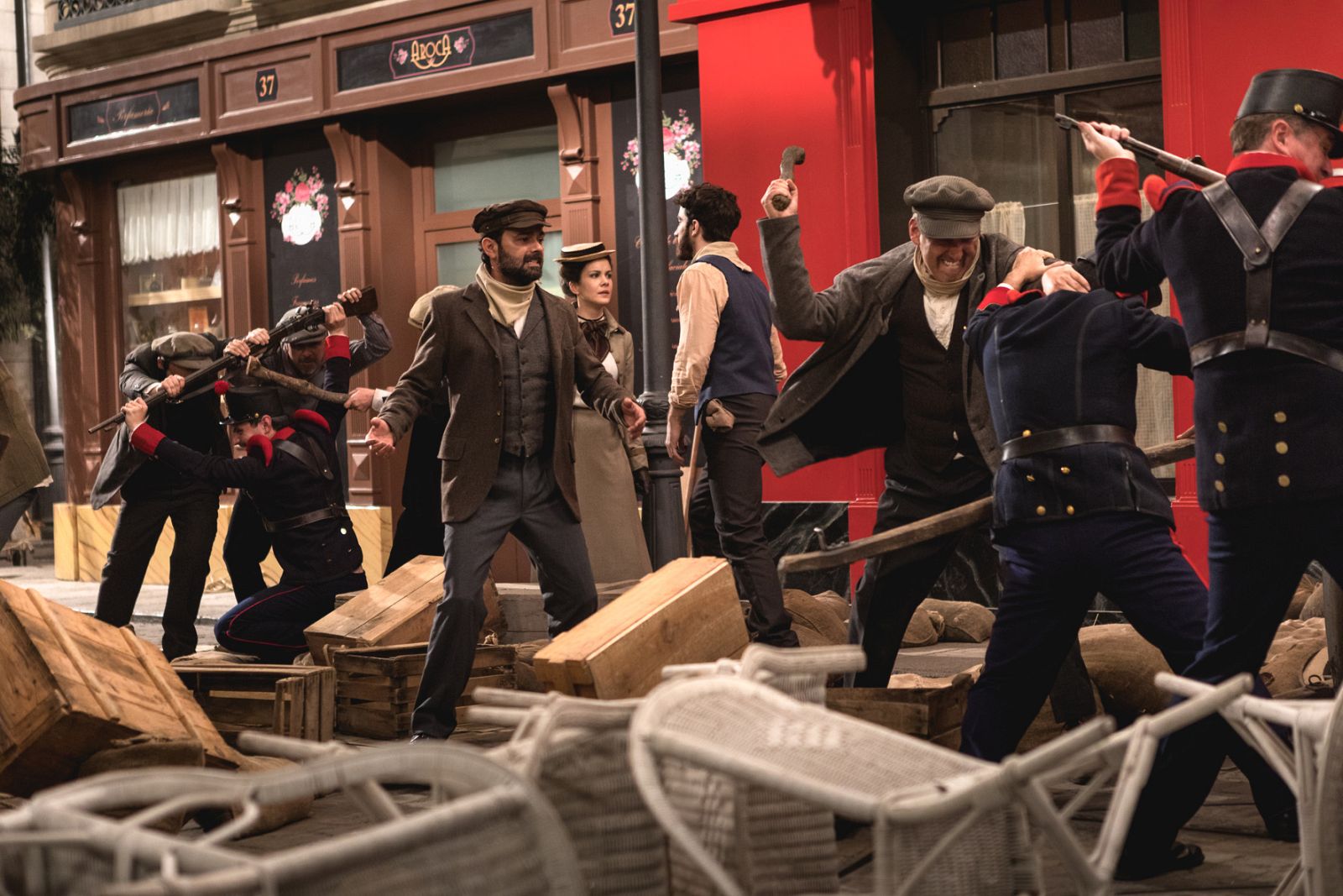 La lucha entre obreros y policías conmociona 'Acacias 38'