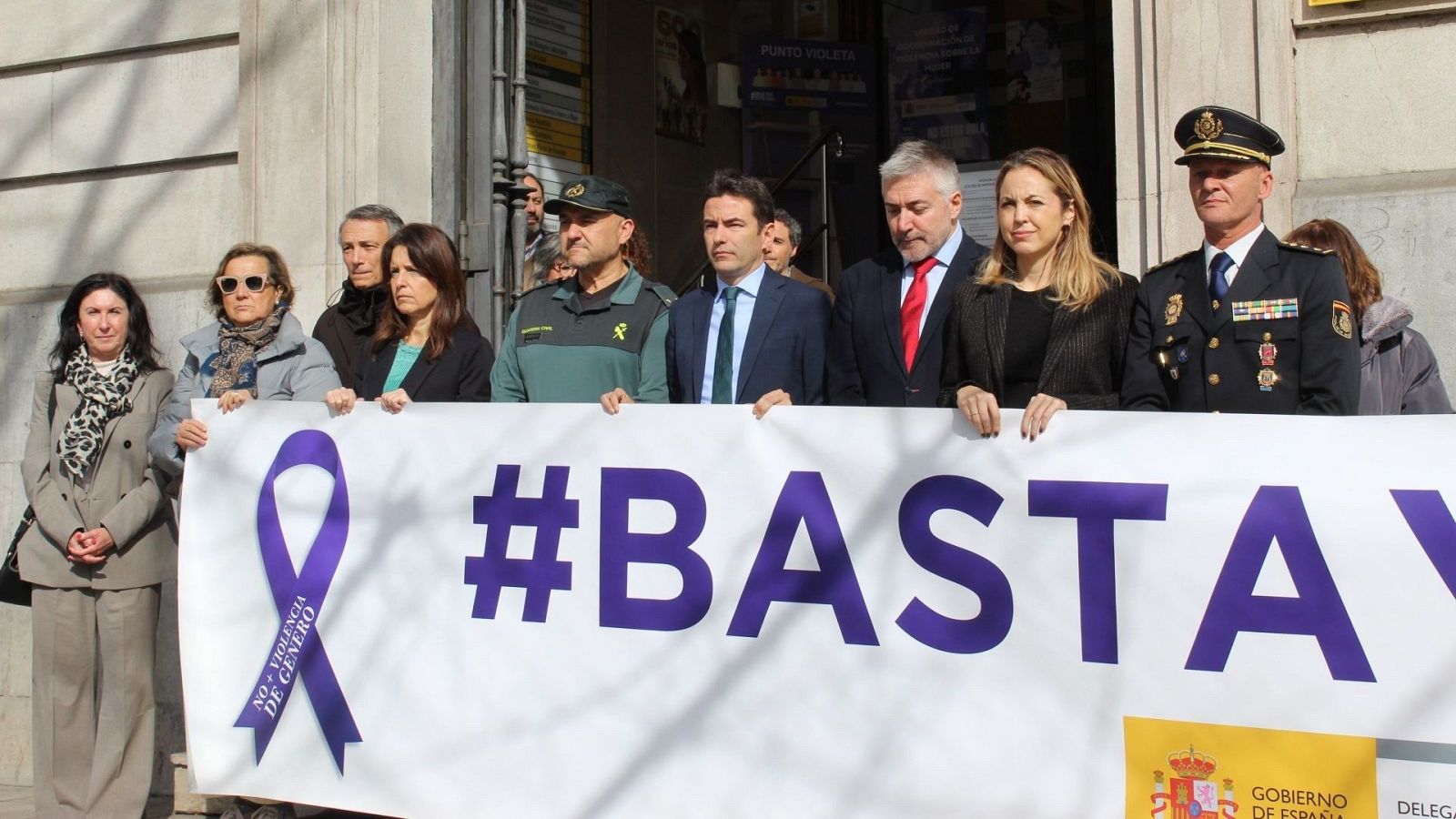 Minuto silencio en la Delegación del Gobierno en Cantabria por víctima violencia de género en Burgos.