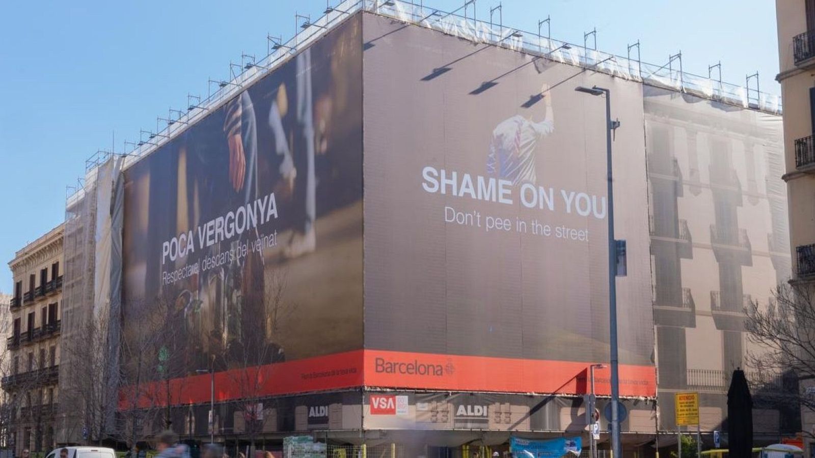 Lona gegant amb missatges de la campanya 'Poca vergonya', impulsada per l'Ajuntament de Barcelona contra l'incivisme a la ciutat