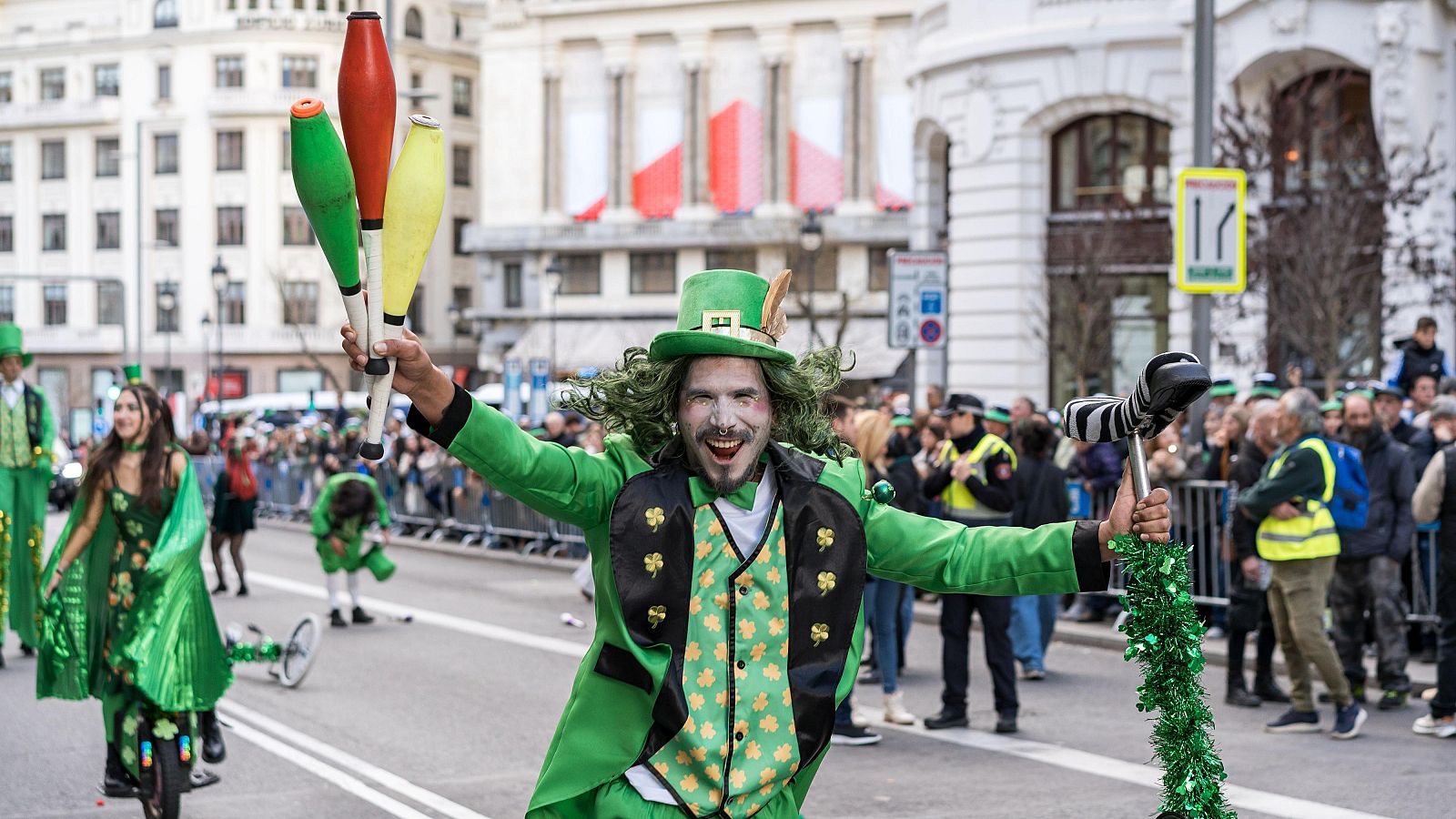 Varias personas marchan durante el desfile de San Patricio, el 14 de marzo de 2026, en Madrid, una celebración que ha teñido de verde la capital de España.