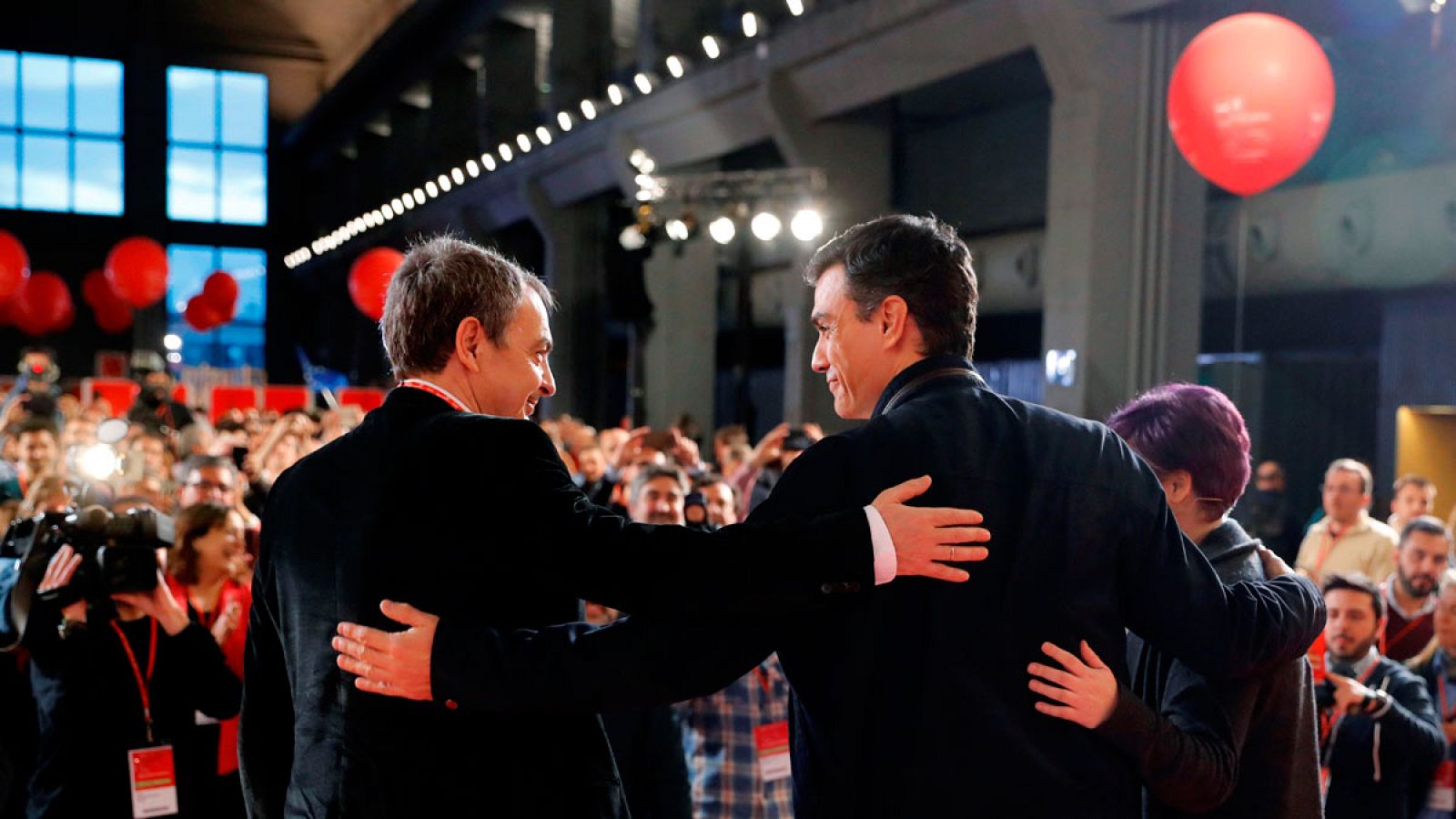 El secretario general del PSOE, Pedro Sánchez, y el exlíder socialista José Luis Rodríguez Zapatero durante la inauguración de la Escuela Buen Gobierno Jaime Vera del PSOE