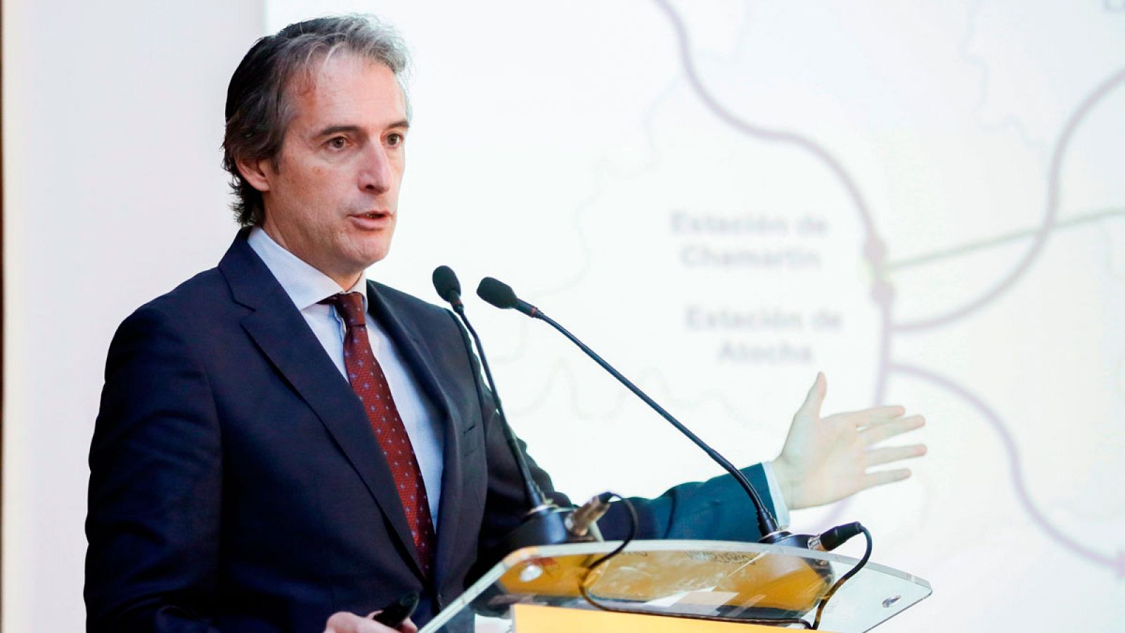 El ministro de Fomento, Íñigo de la Serna, durante un encuentro con la prensa la pasada semana