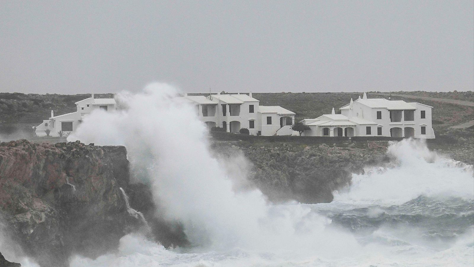 El temporal de viento deja cuatro heridos en Cataluña y decenas de incidencias con olas de 13 metros en Baleares