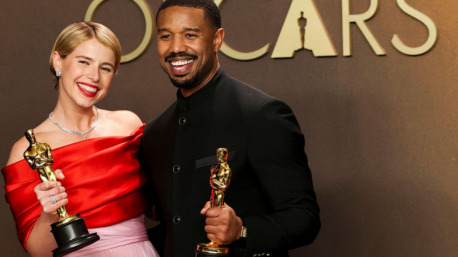 Jessie Buckley, ganadora del Oscar a mejor actriz, junto a Michael B. Jordan, ganador del Oscar a mejor actor.