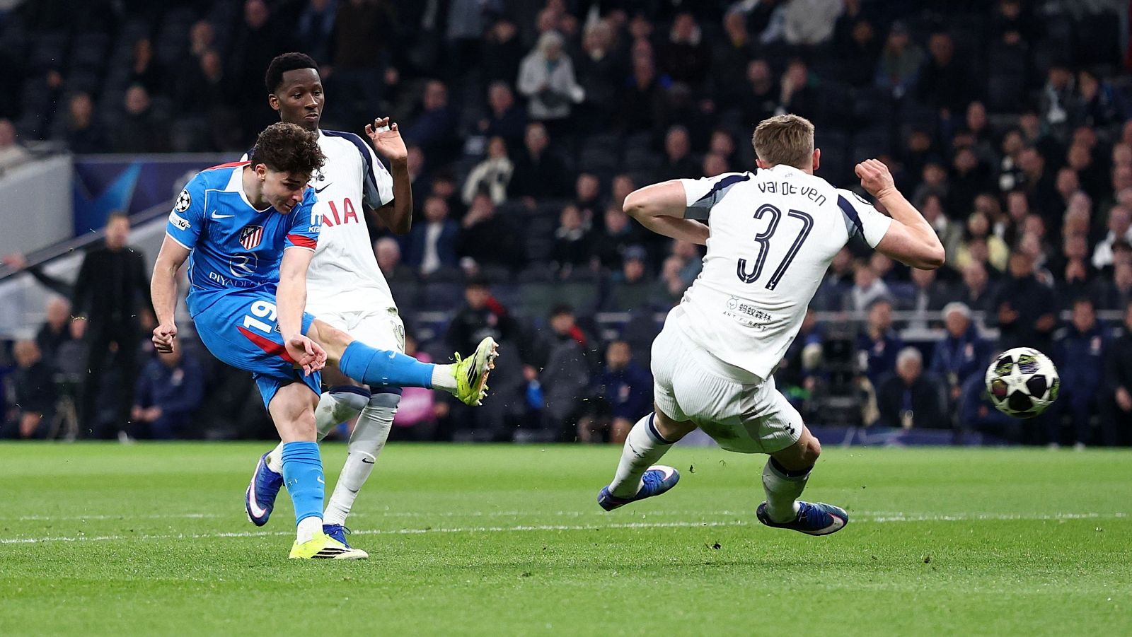 Disparo de Julián Álvarez para marcar gol en el Tottenham - Atlético de Madrid