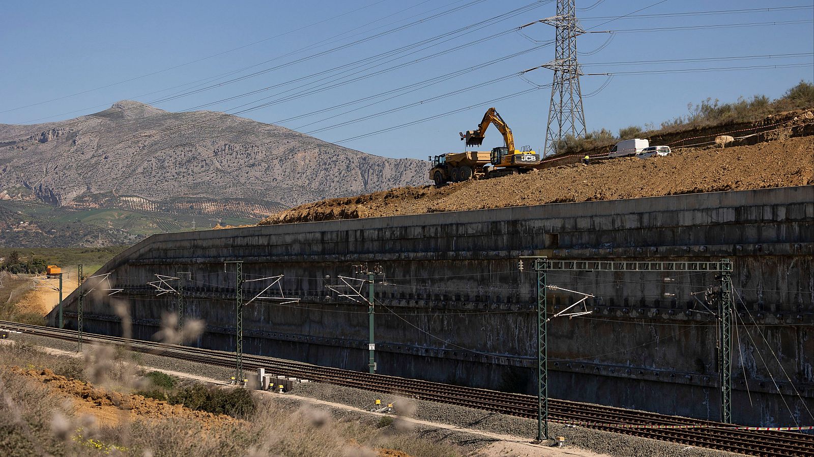 Una vía dañada en Álora, Málaga, tras las borrascas.