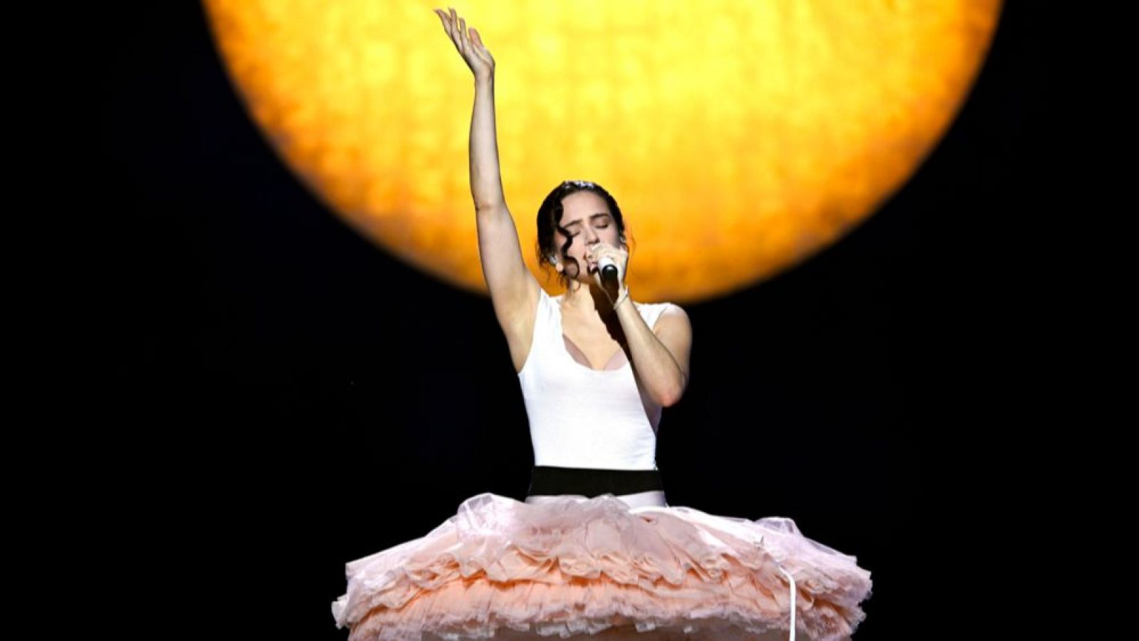 Rosalía hace del escenario su templo en el inicio de la gira de 'Lux' en Lyon