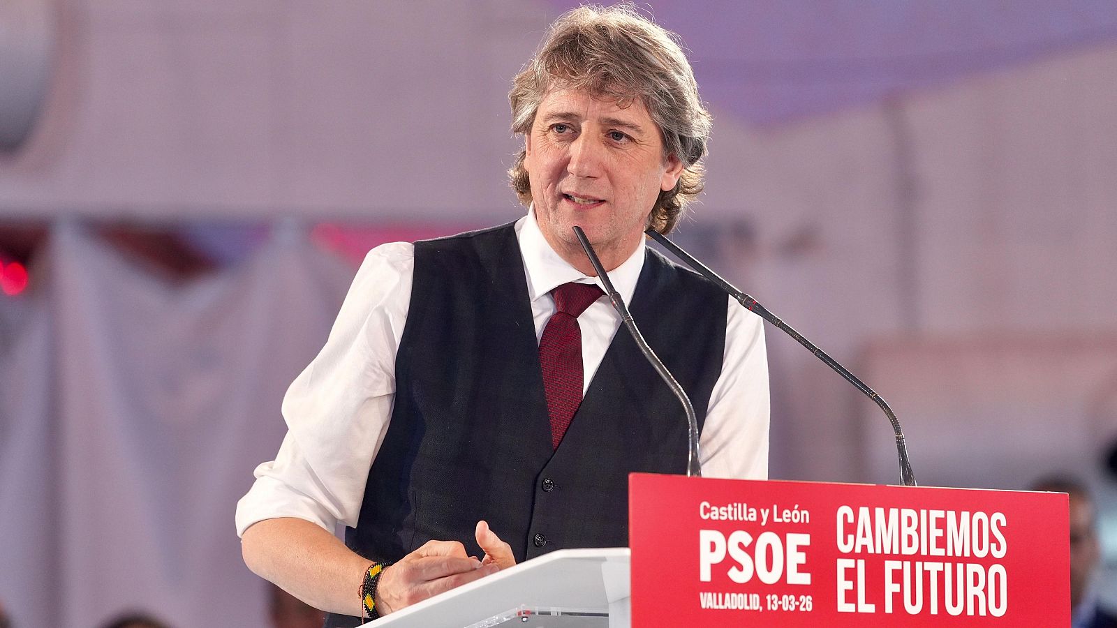 El candidato del PSOE a la Presidencia de la Junta de Castilla y León, Carlos Martínez, interviene durante el cierre de la campaña