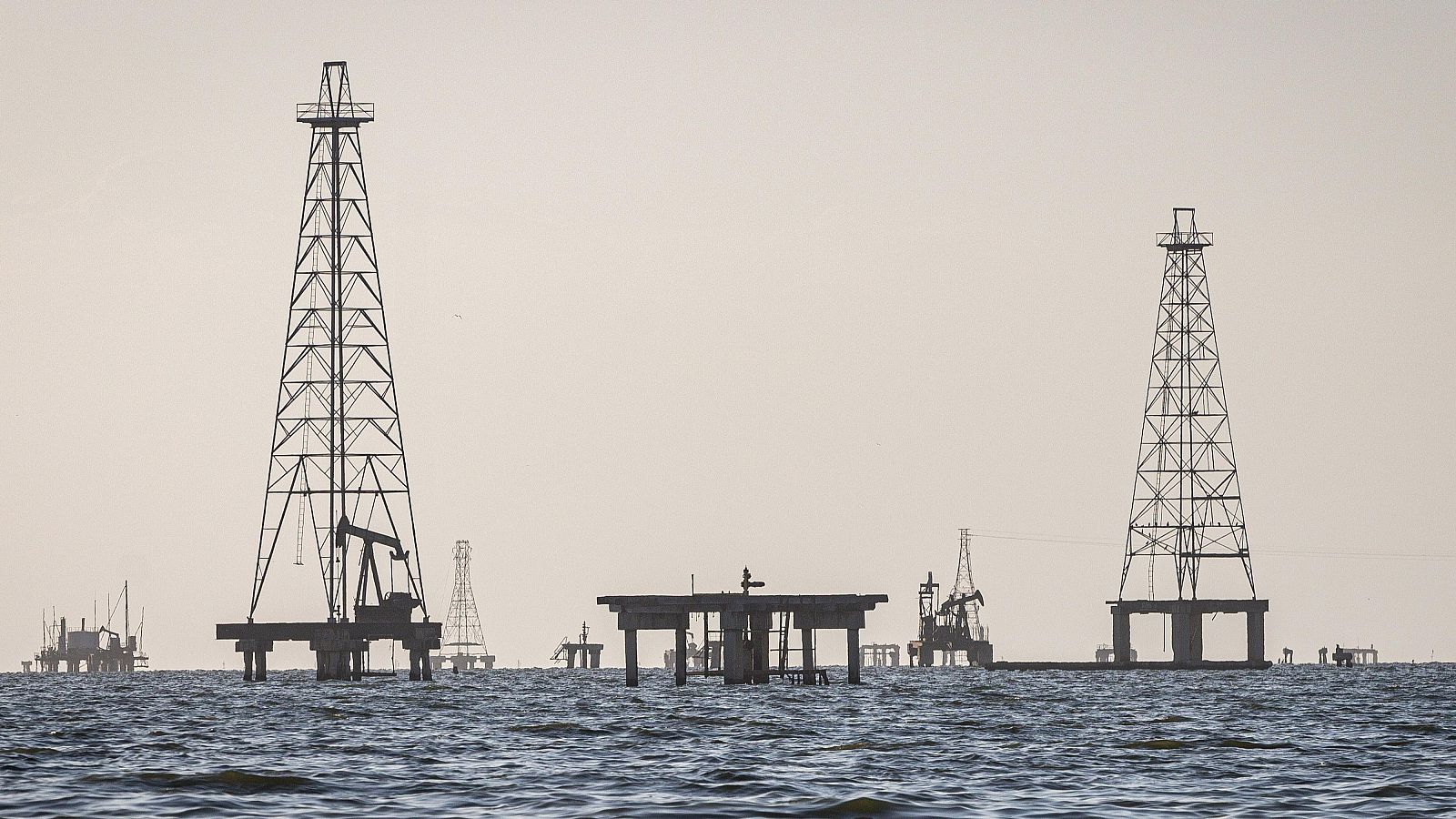 El IBEX 35 resiste en la apertura y mantiene los 17.000 puntos con el petróleo en 103 dólares